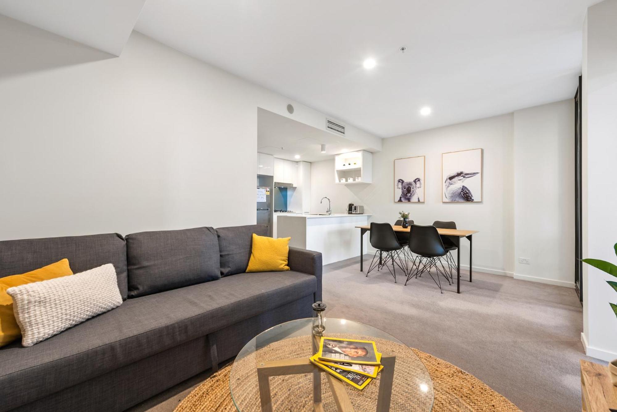 Sunset Views With Location, King Bed, Pool, Gym * Brisbane