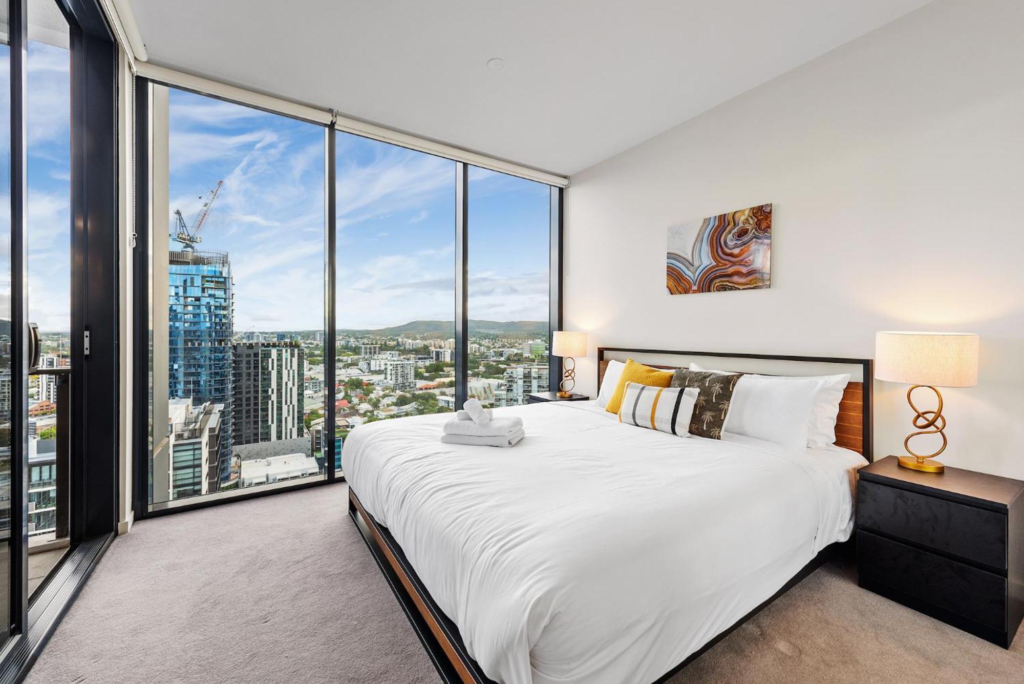 Sunset Views With Location, King Bed, Pool, Gym