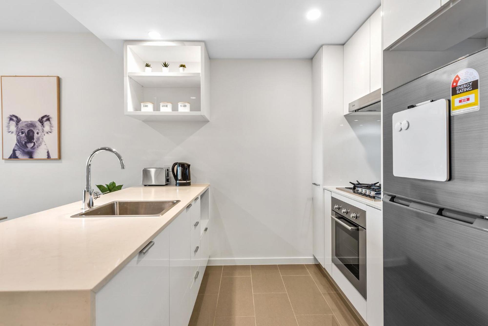 Apartment Mountain Views, King Bed, Pool, Gym & Car Park *