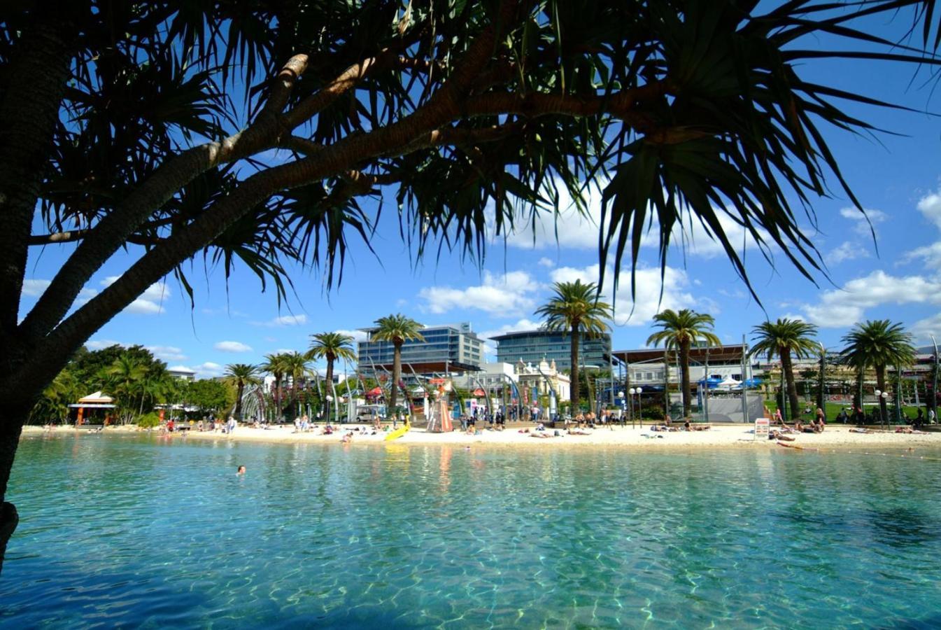 Mountain Views, King Bed, Pool, Gym & Car Park Apartment Brisbane