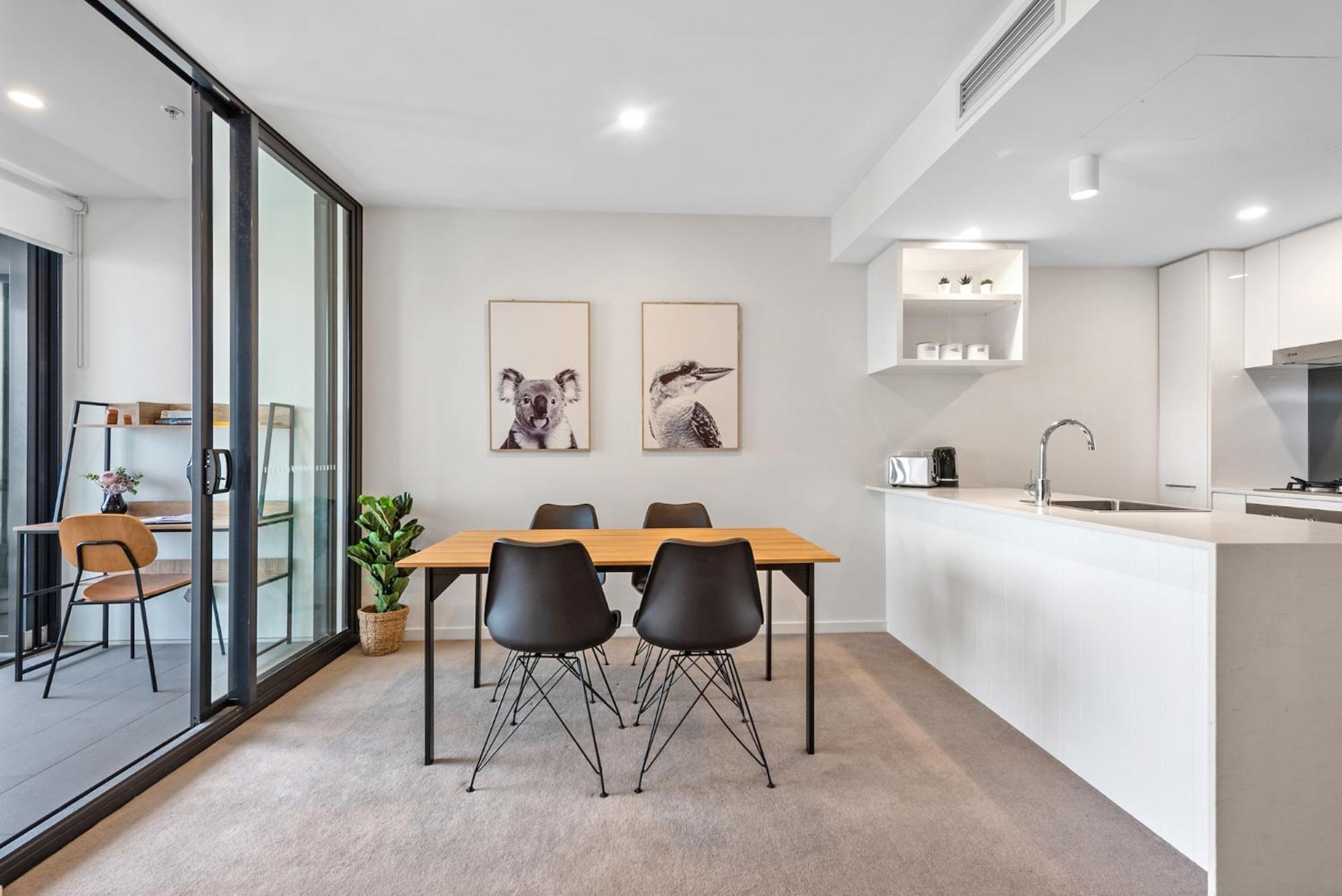 Mountain Views, King Bed, Pool, Gym & Car Park Apartment