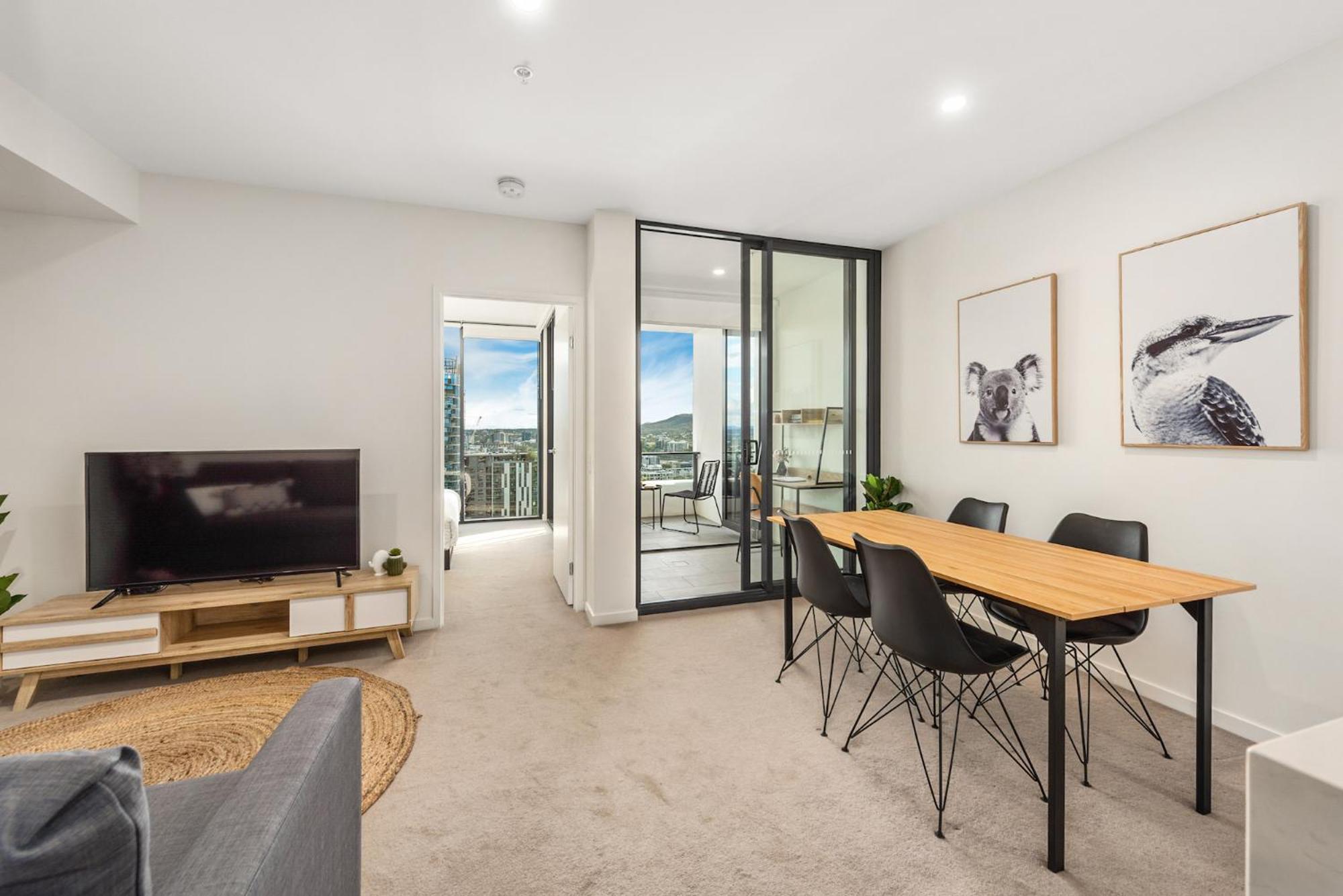Mountain Views, King Bed, Pool, Gym & Car Park * Brisbane