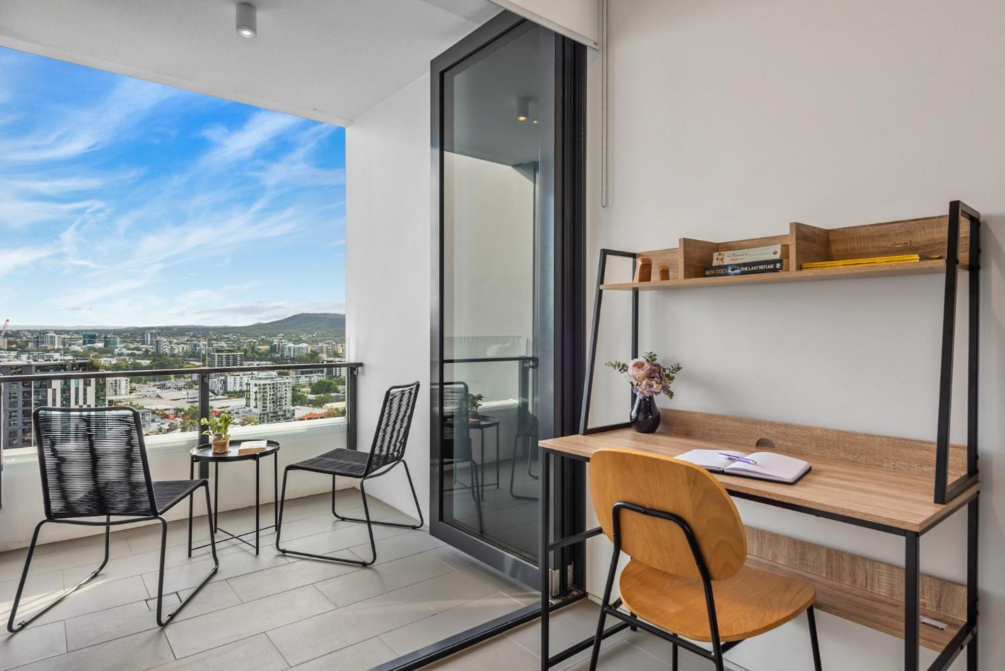 Mountain Views, King Bed, Pool, Gym & Car Park * Brisbane