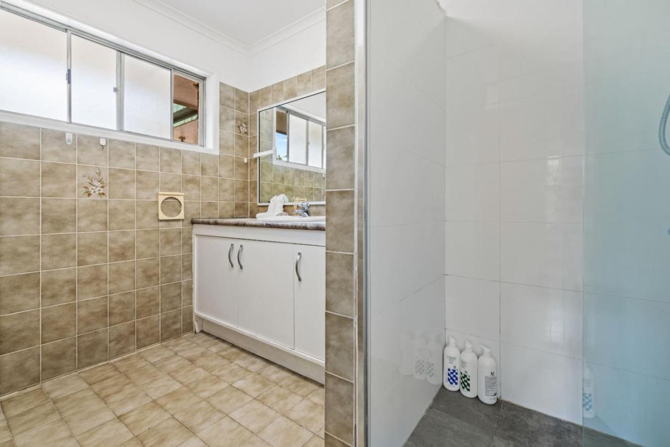 Holiday home 1mins To Pinelands Plaza 4br Chic Family Retreat
