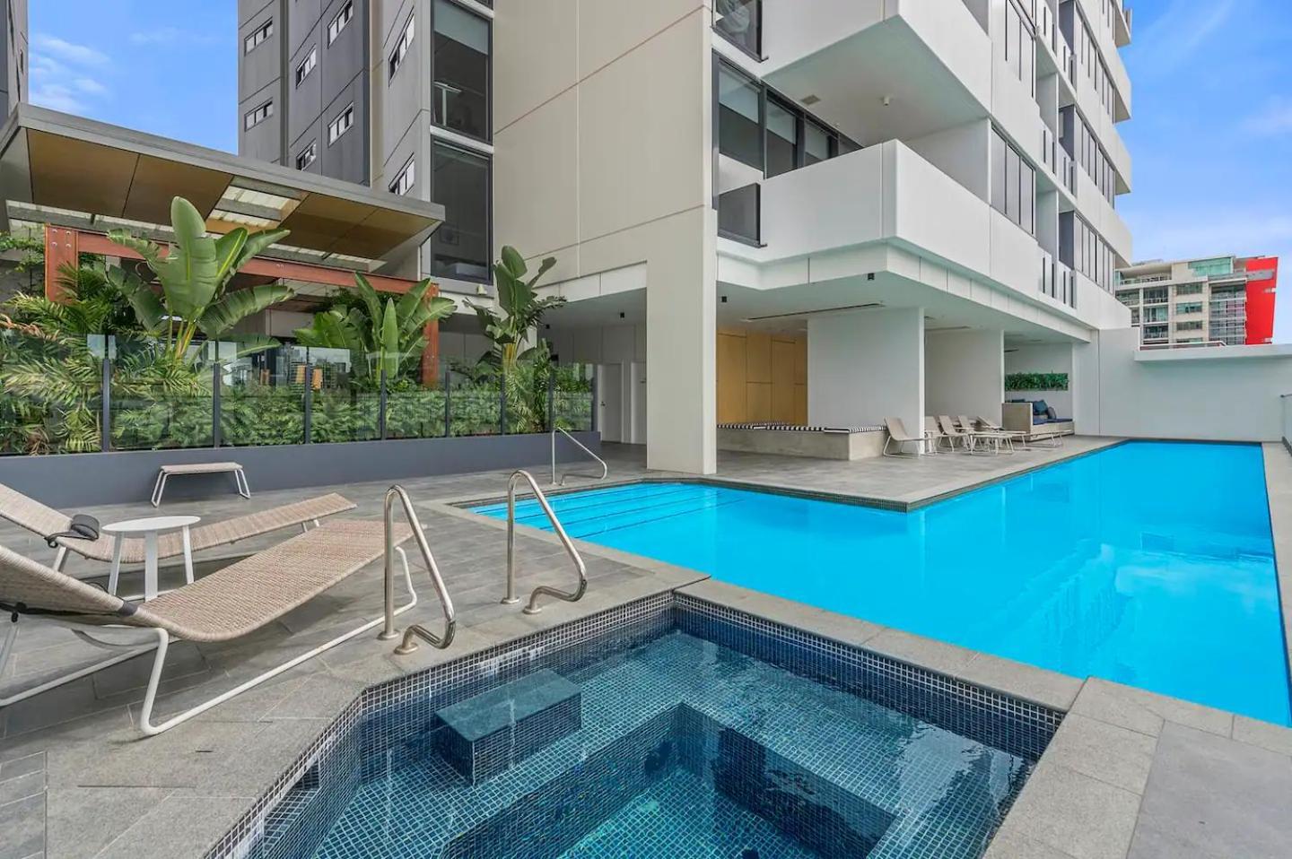 Mountain & Sunset Views With King Bed, Pool, Gym Brisbane