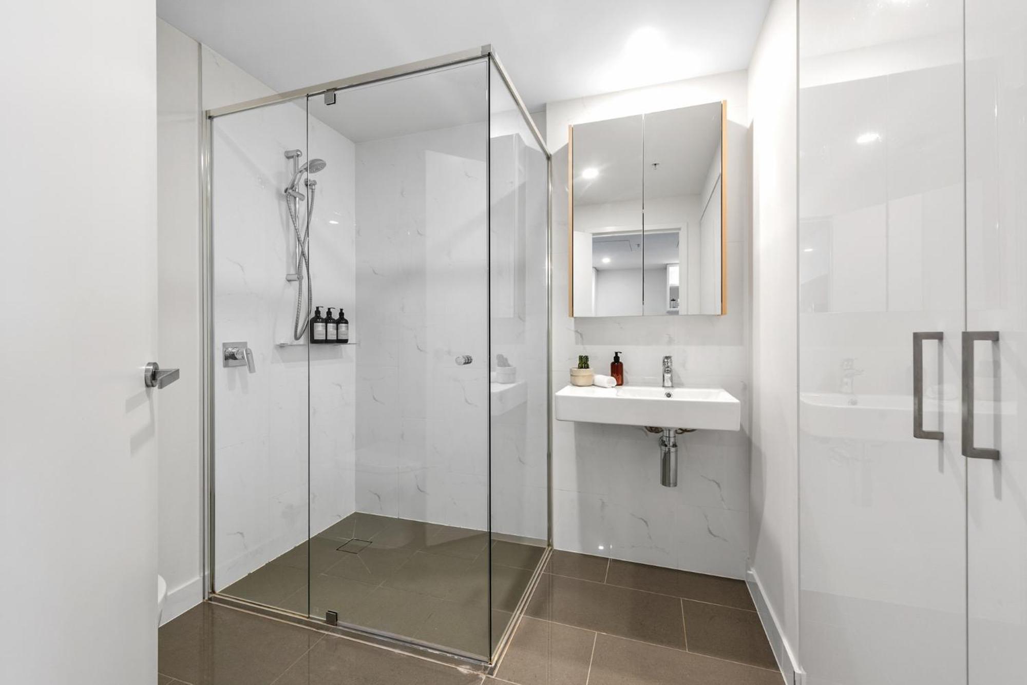 Mountain & Sunset Views With King Bed, Pool, Gym