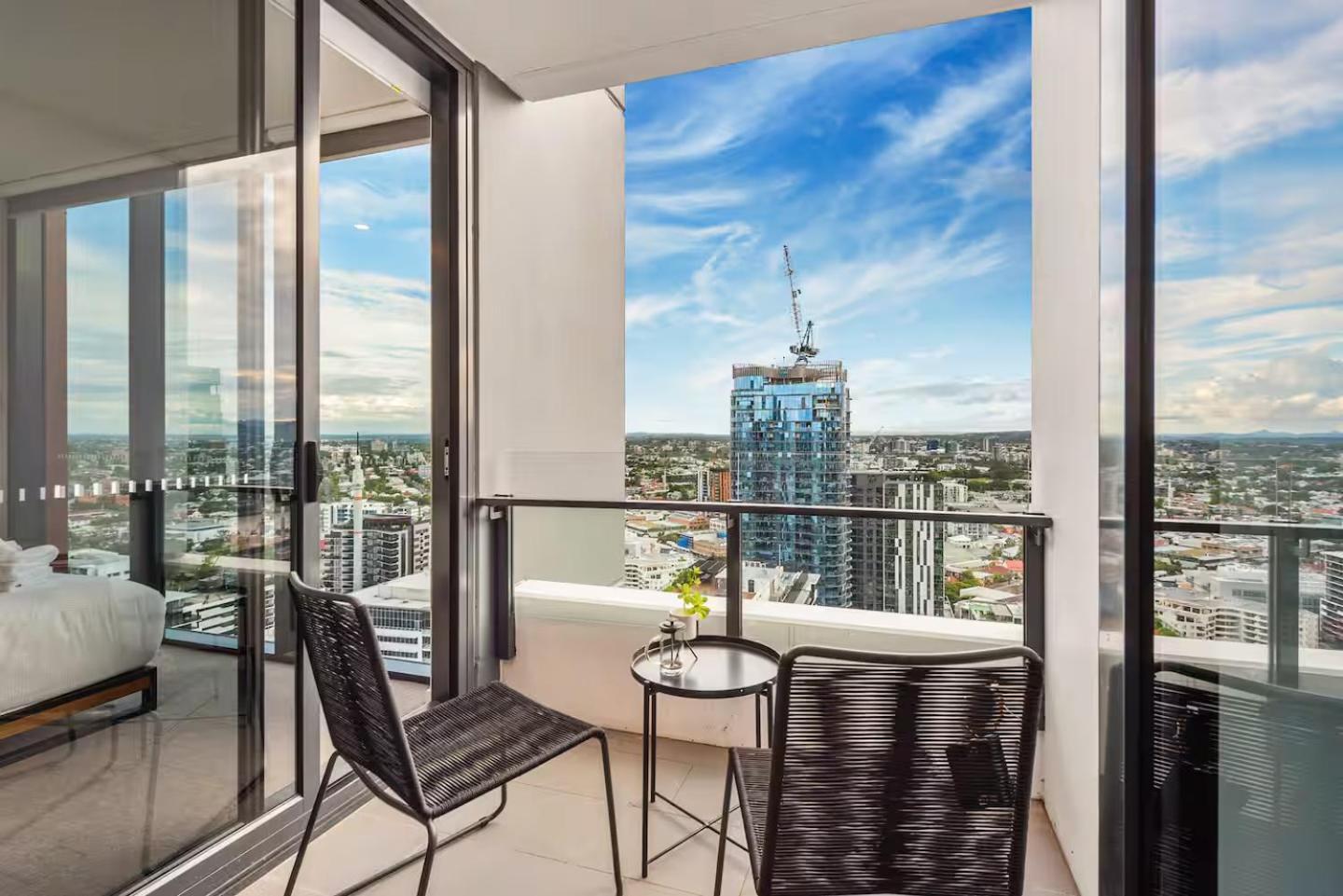 Breathtaking Views, King Bed, Pool & Location Apartment *