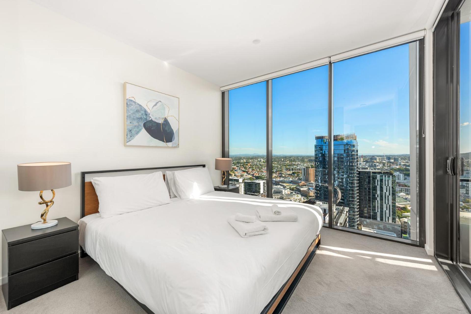 Breathtaking Views, King Bed, Pool & Location *