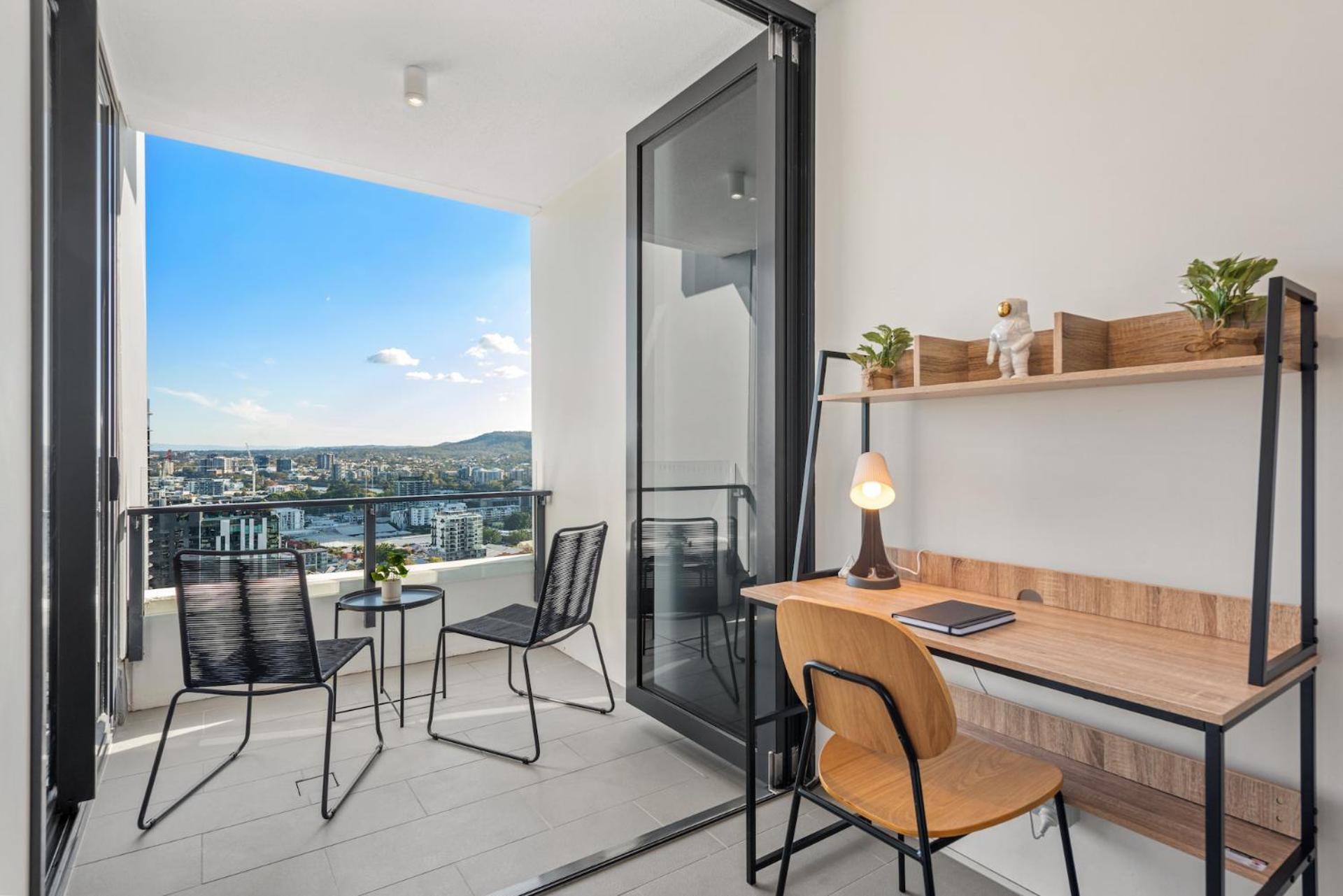 Breathtaking Views, King Bed, Pool & Location * Brisbane