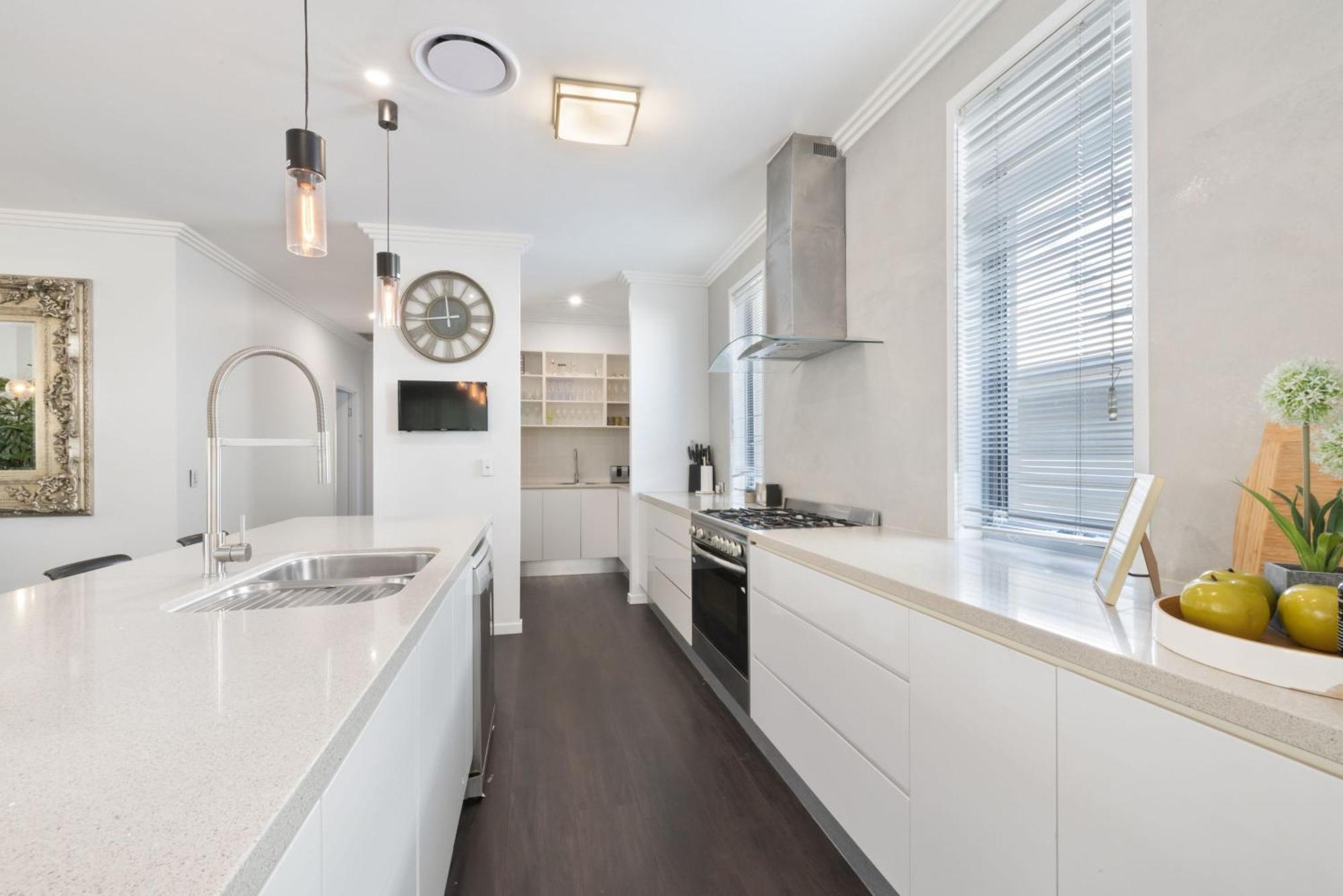 Large Family With Pool & Brisbane