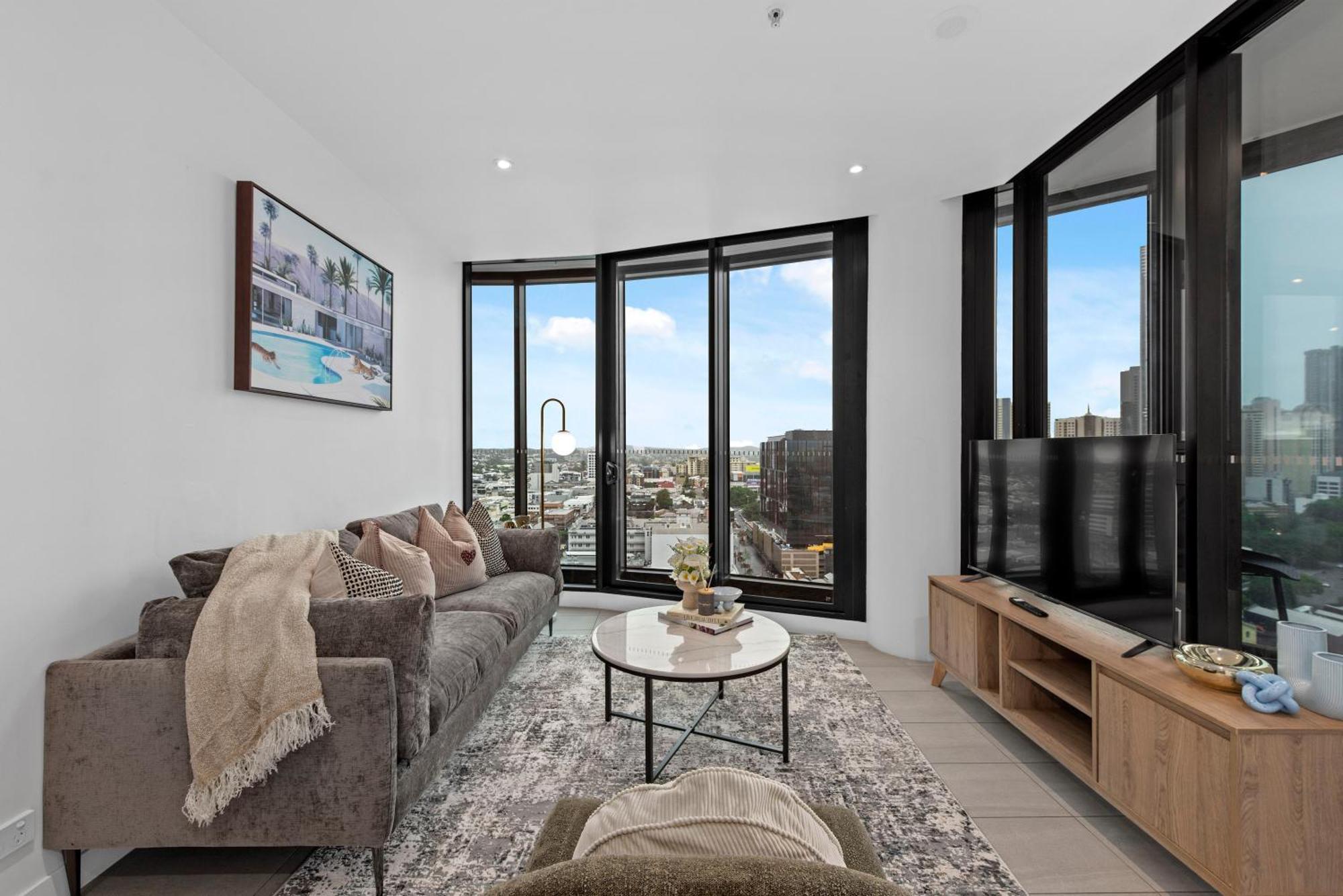 Stylish Valley Pad With Views, Huge Gym & Park *