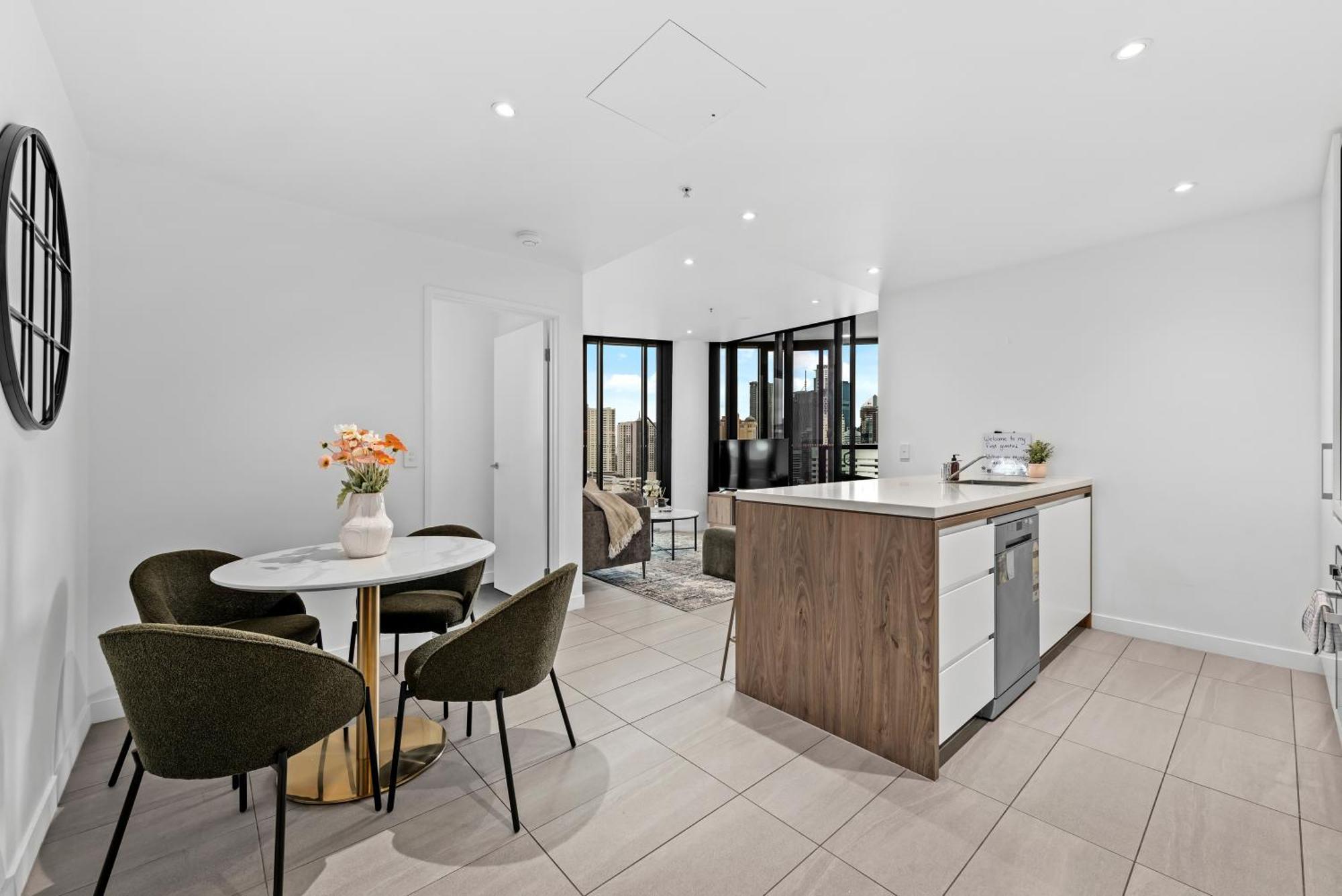 Stylish Valley Pad With Views, Huge Gym & Park Apartment *