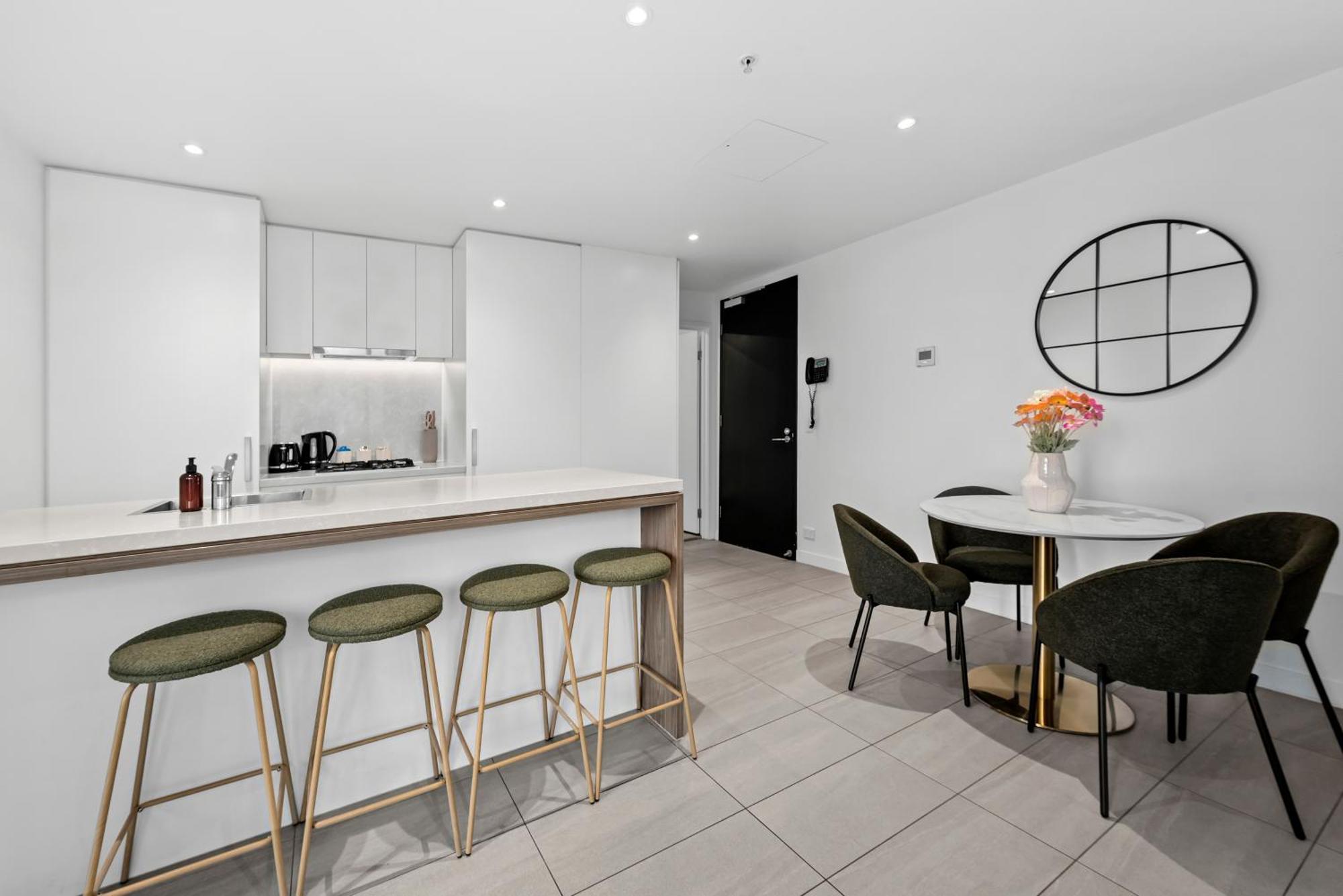 Stylish Valley Pad With Views, Huge Gym & Park *