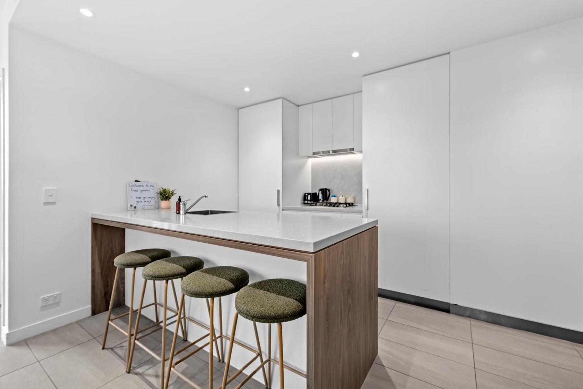 Stylish Valley Pad With Views, Huge Gym & Park Apartment