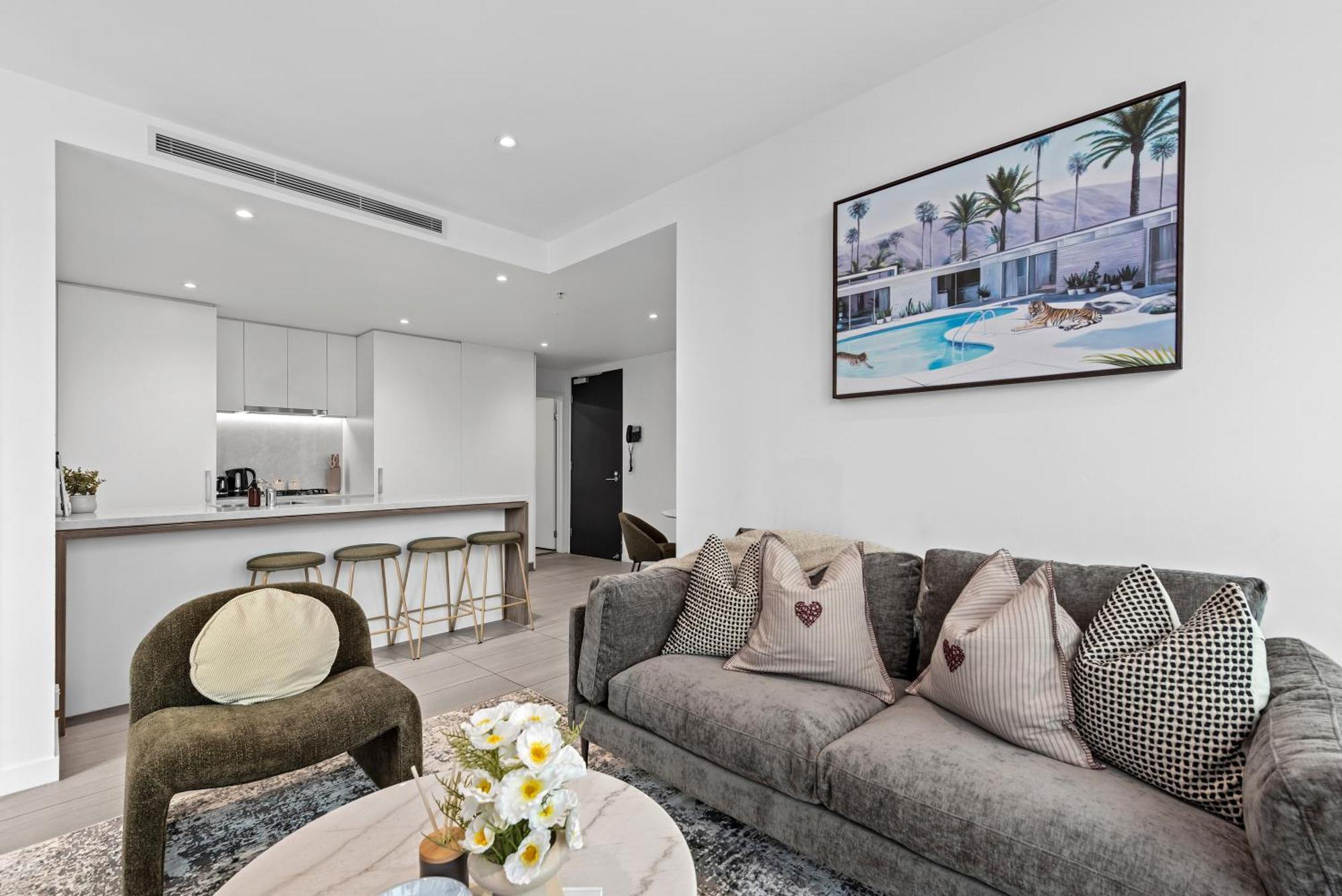 Stylish Valley Pad With Views, Huge Gym & Park Brisbane