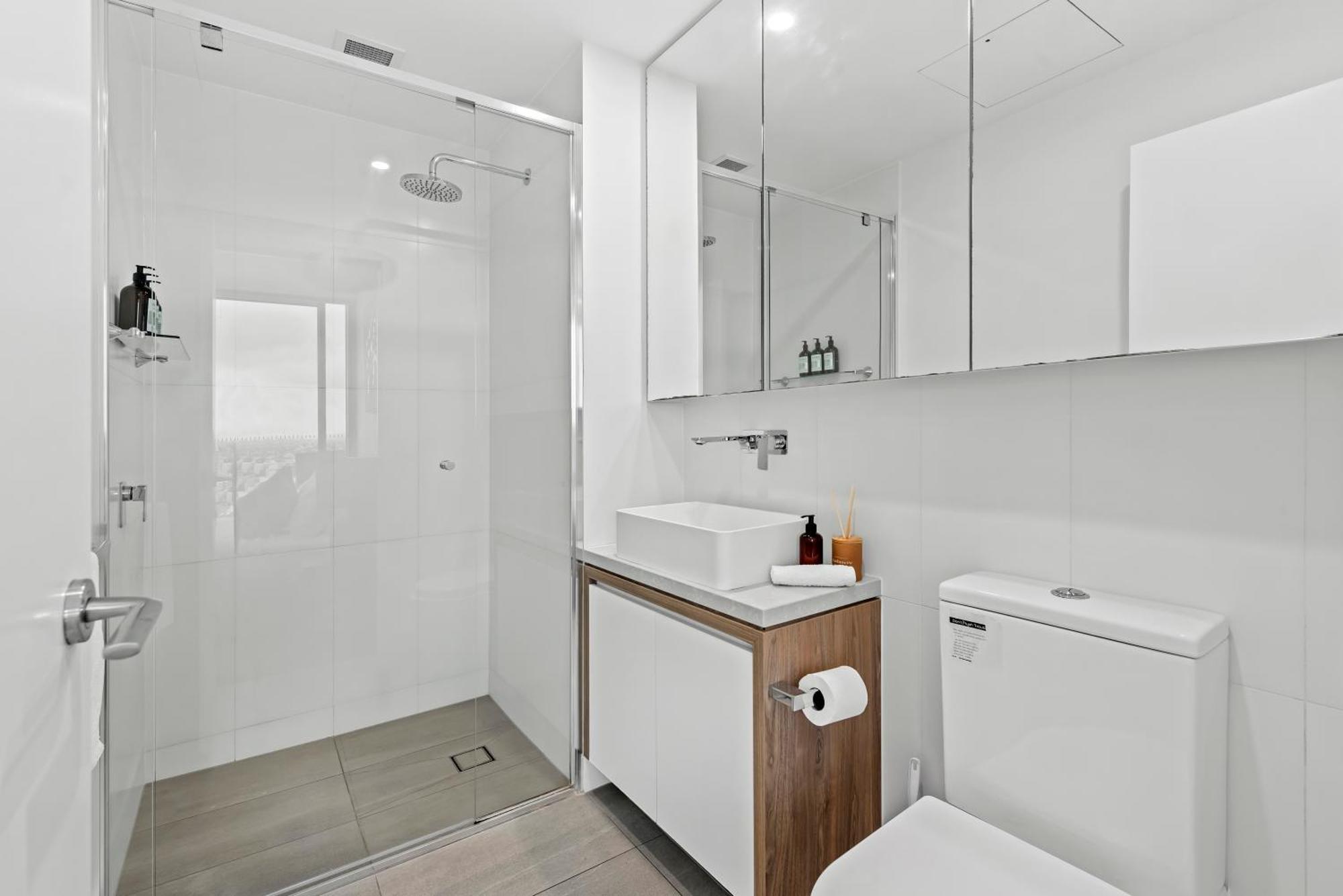 Stylish Valley Pad With Views, Huge Gym & Park * Brisbane