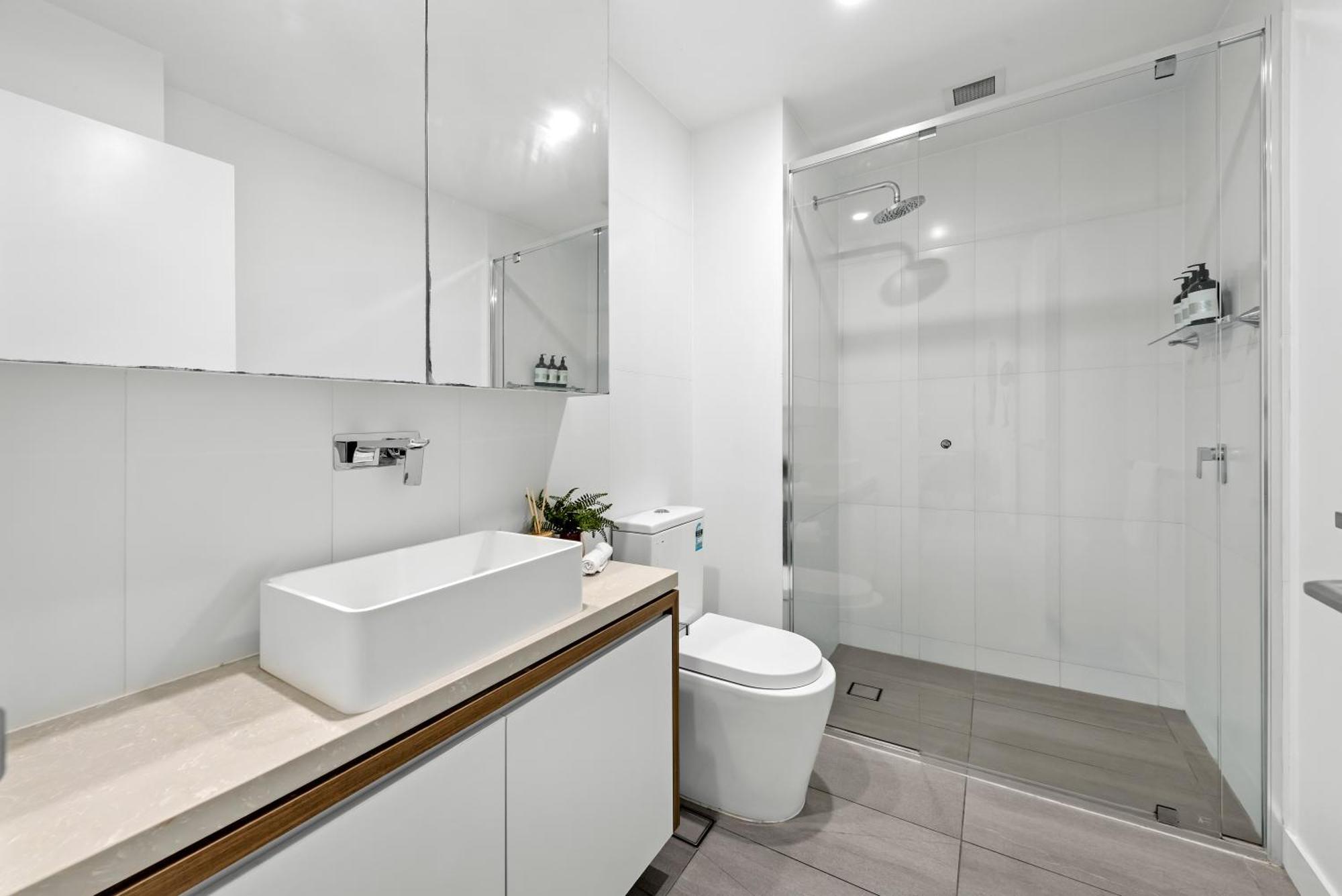 Stylish Valley Pad With Views, Huge Gym & Park Apartment