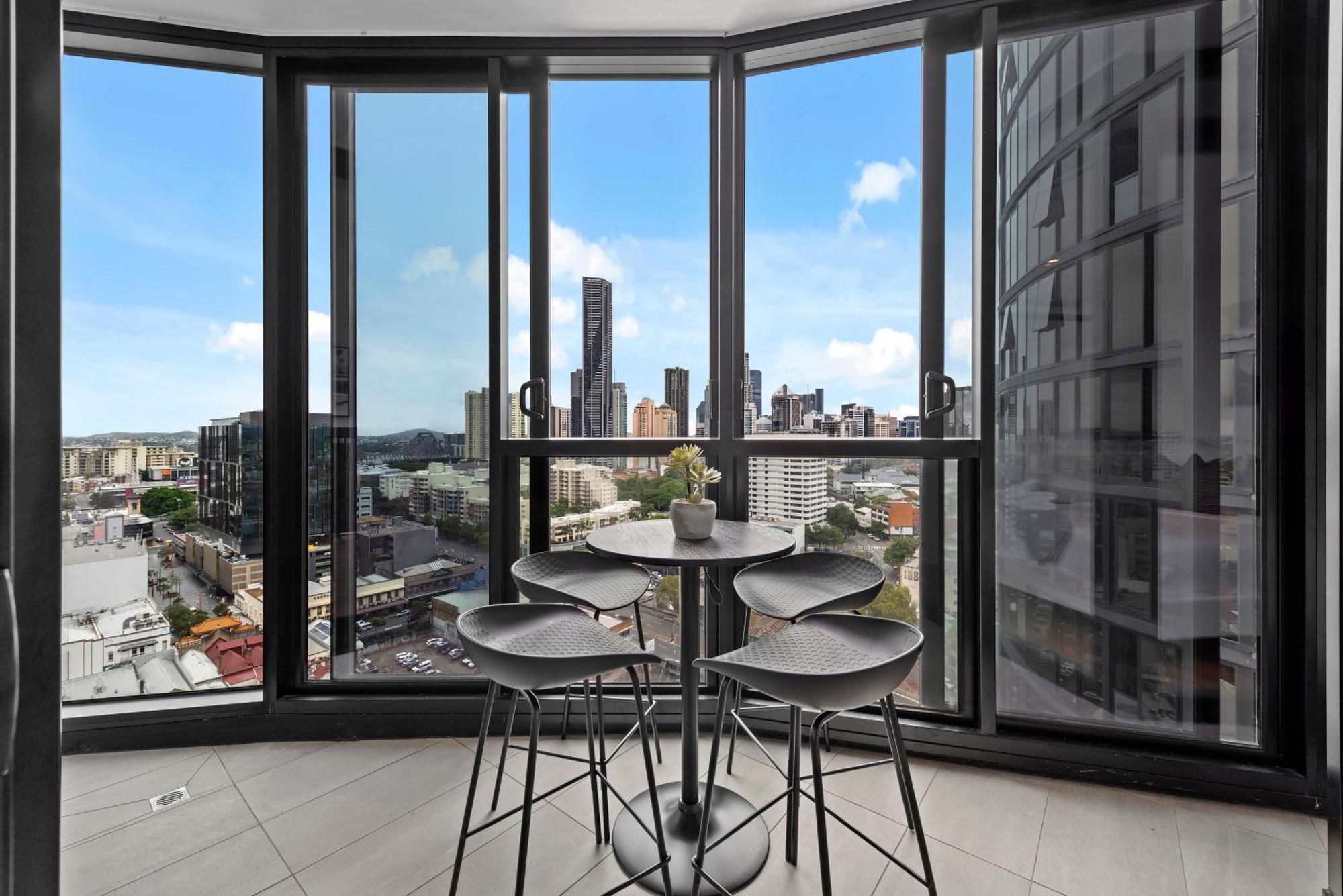 Apartment Stylish Valley Pad With Views, Huge Gym & Park