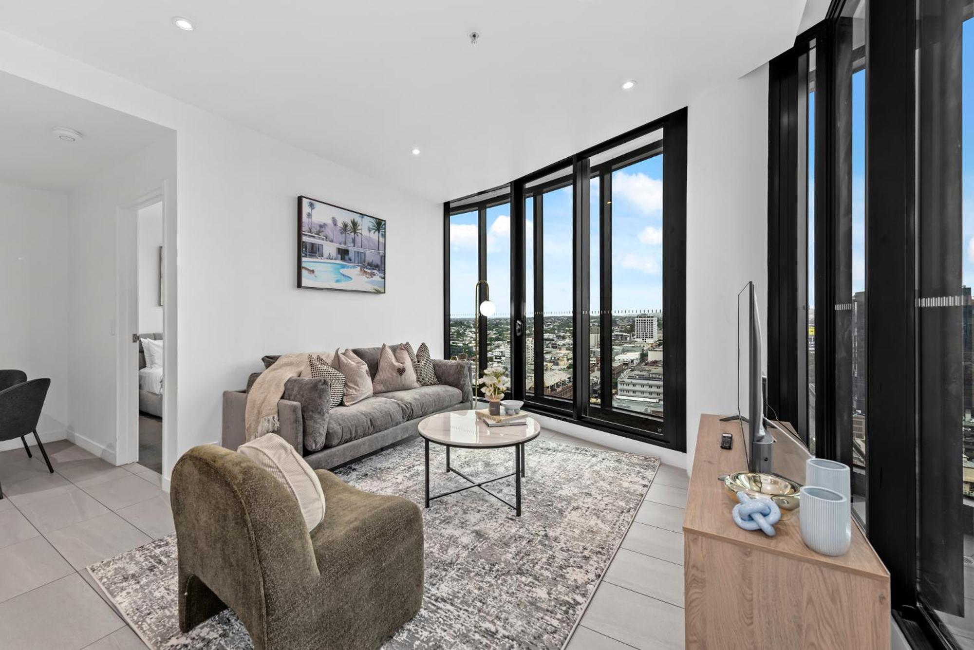 Stylish Valley Pad With Views, Huge Gym & Park *