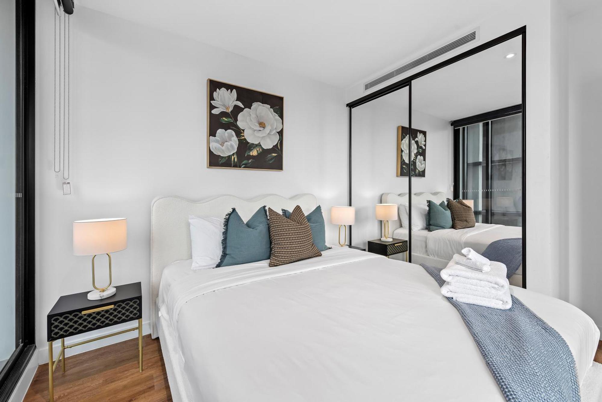 Stylish Valley Pad With Views, Huge Gym & Park