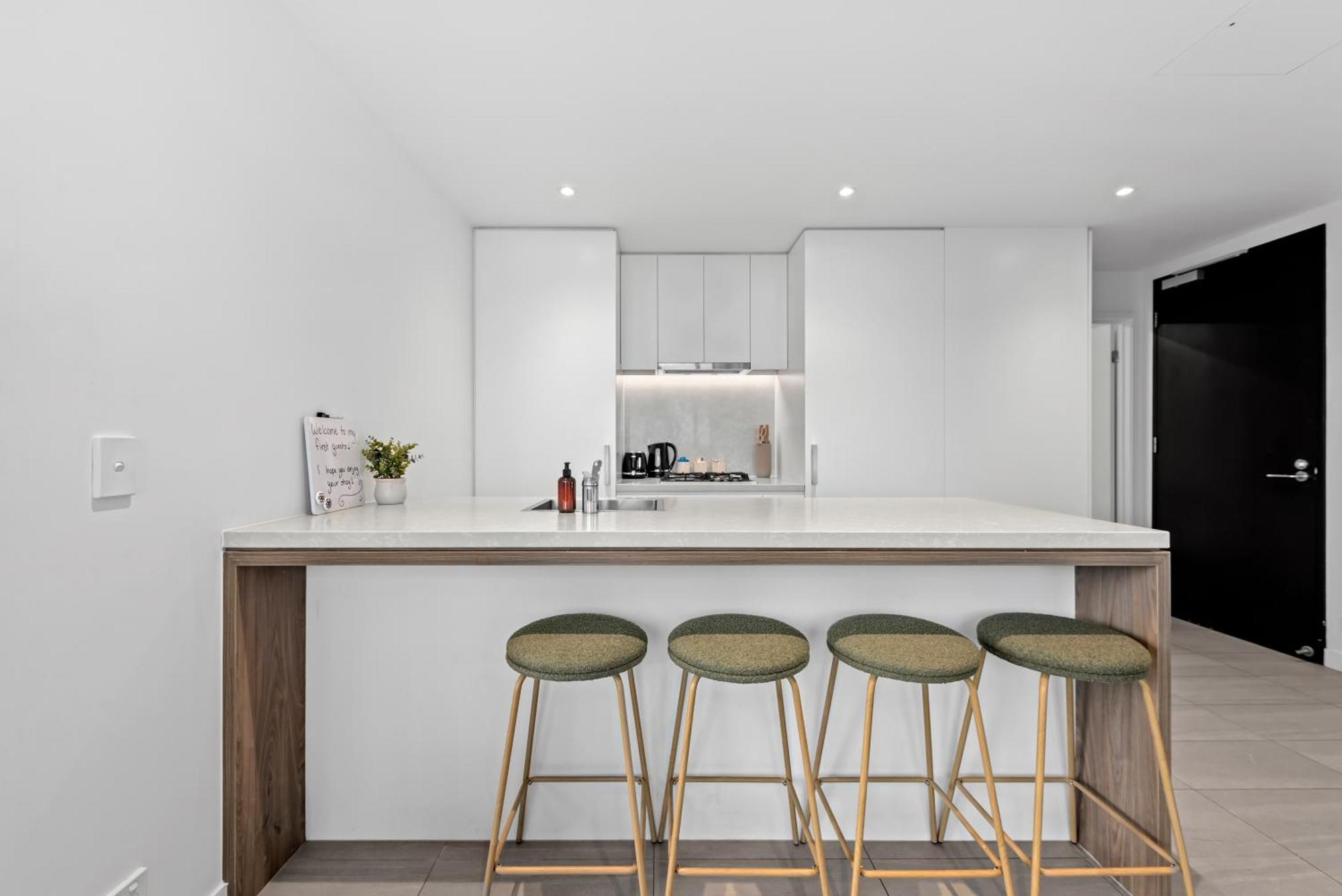 Apartment Stylish Valley Pad With Views, Huge Gym & Park