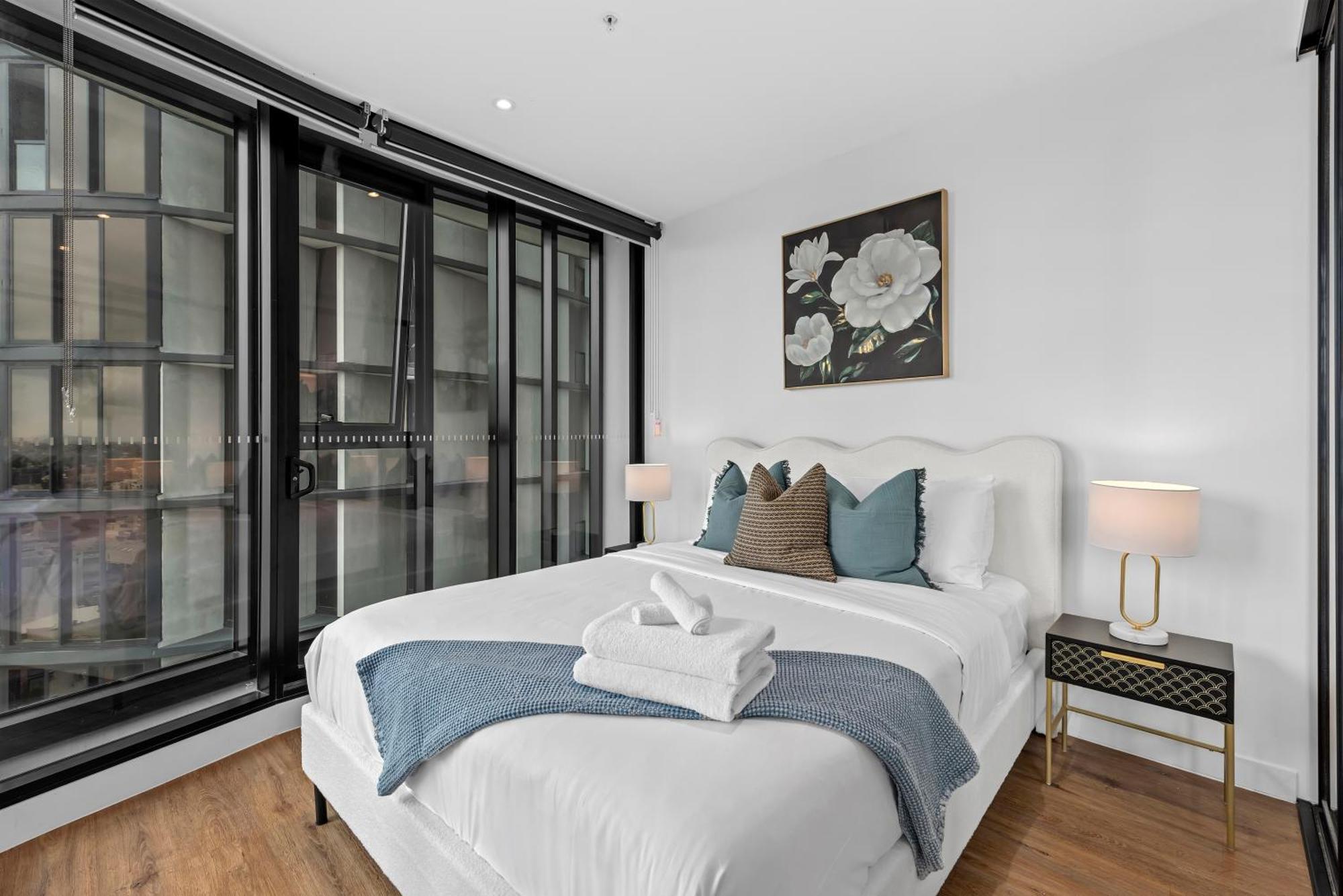 Stylish Valley Pad With Views, Huge Gym & Park * Brisbane