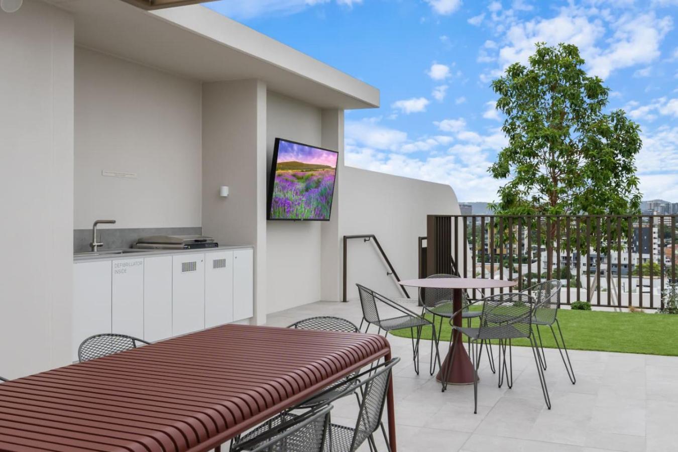 Skyline N Rooftop Pool 2br Modern Near Cbd *