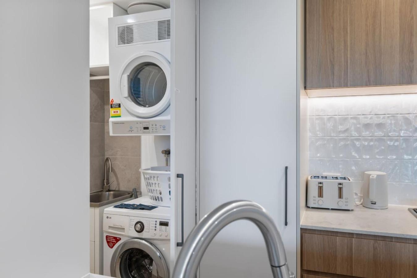 Skyline N Rooftop Pool 2br Modern Near Cbd