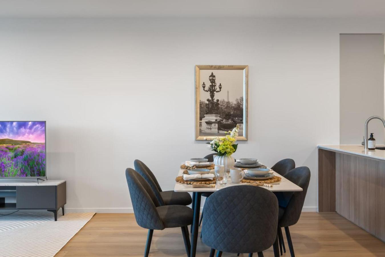 Skyline N Rooftop Pool 2br Modern Near Cbd Apartment