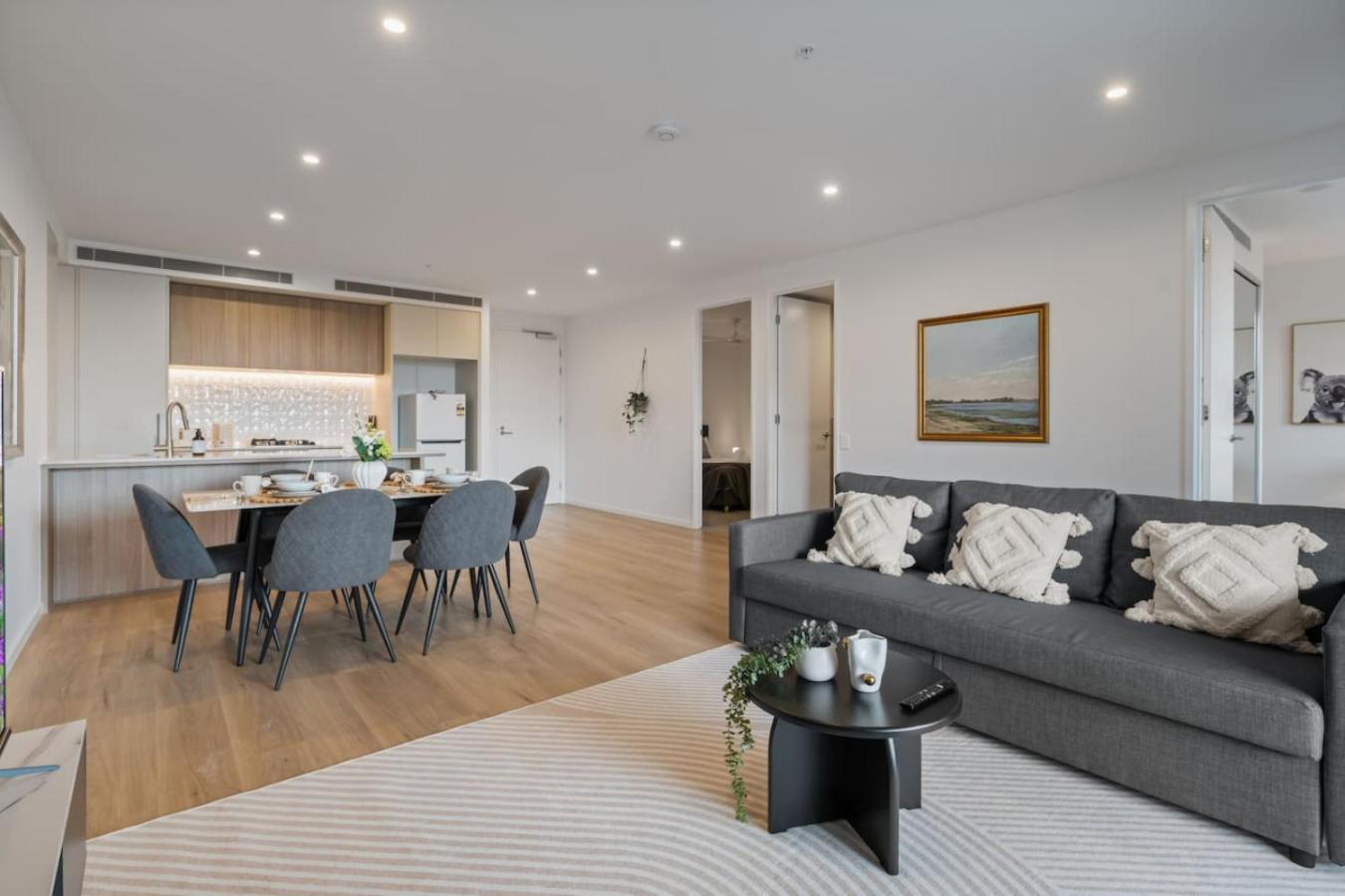 Skyline N Rooftop Pool 2br Modern Near Cbd Apartment