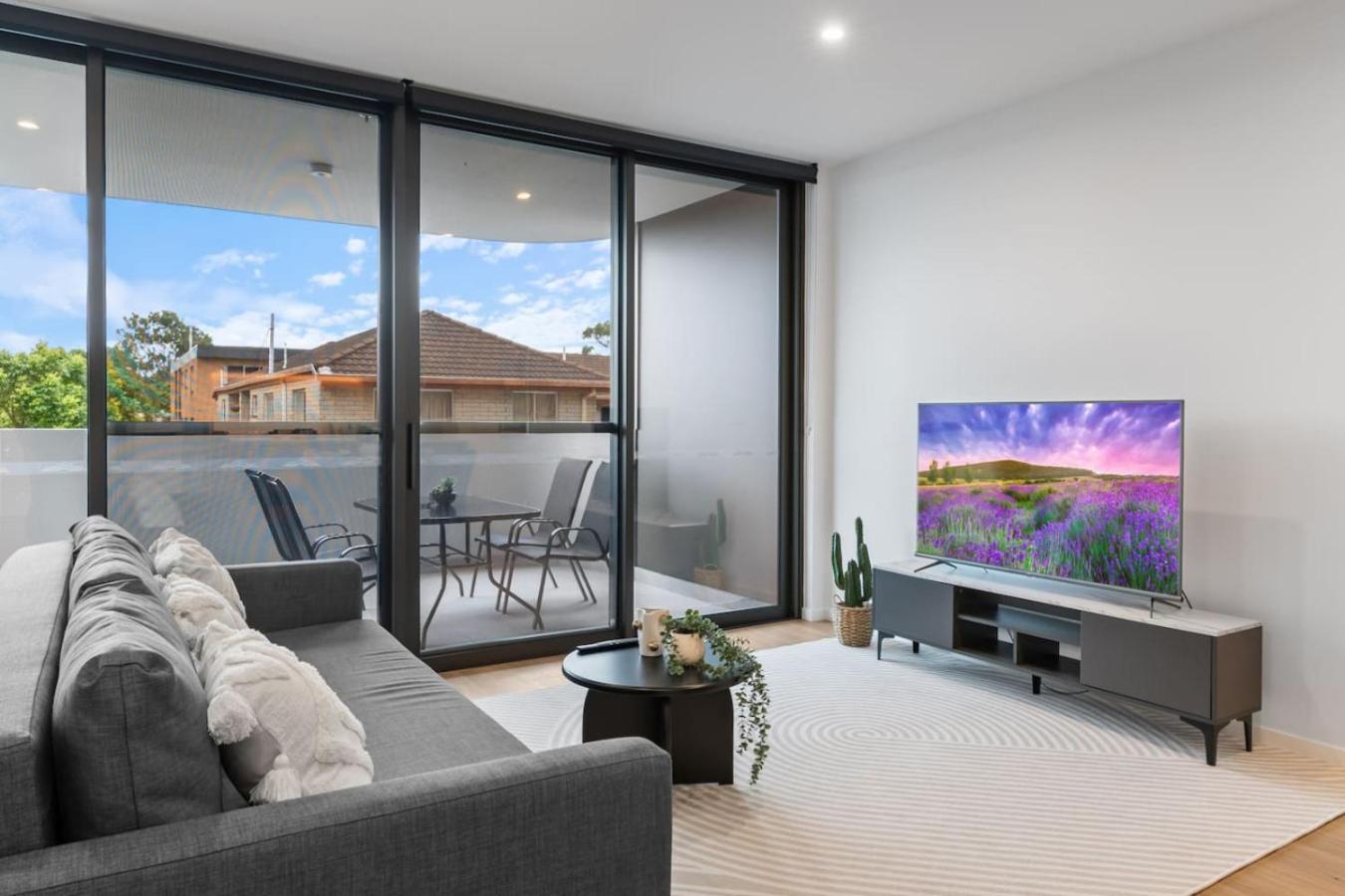 Skyline N Rooftop Pool 2br Modern Near Cbd Apartment