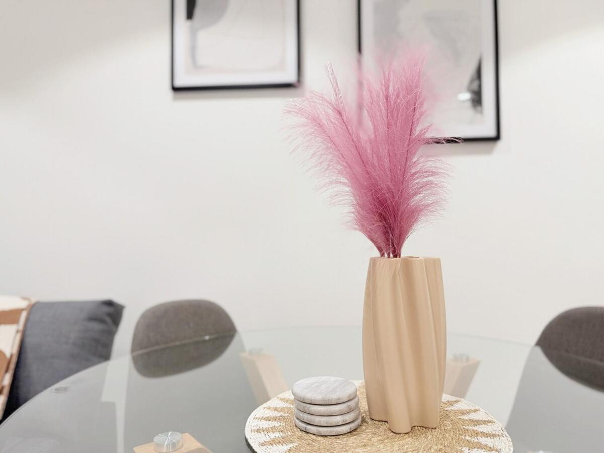 Serene 2bed With Pool & River Views At Qwr