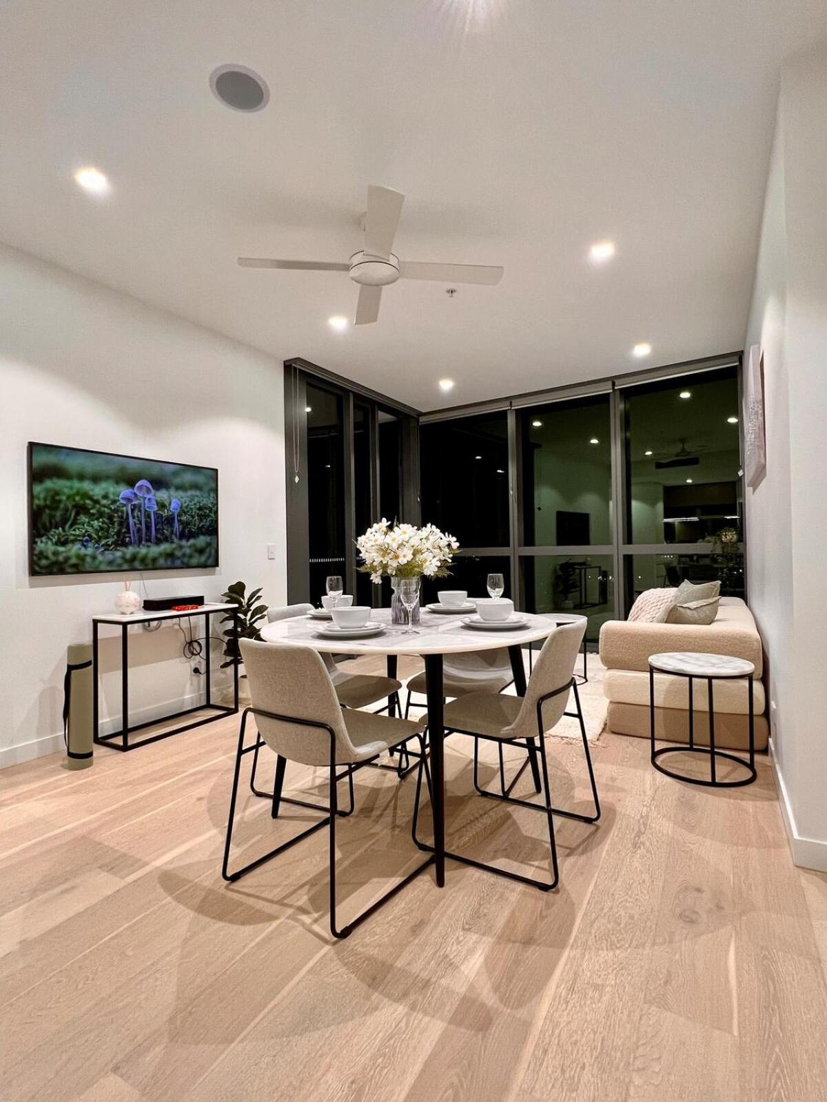 Cbd Queen Wharf With Views Pool And Gym