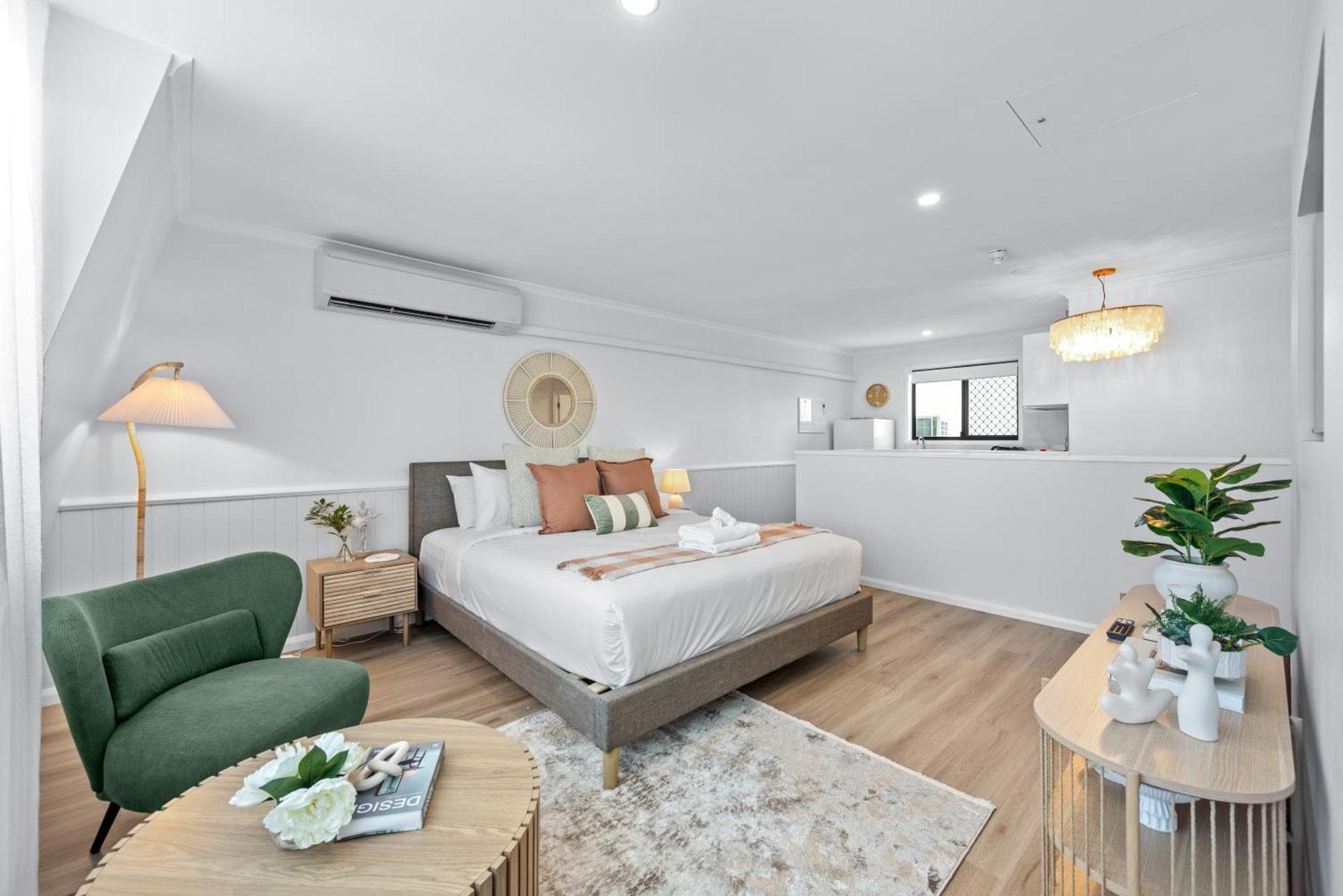 Stylish With Pool - 200m From Main Hub Apartment *