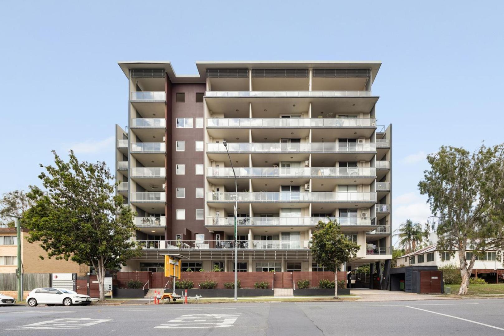 Spacious 2br Close To Uq, Shops With 2parking & Pool Apartment