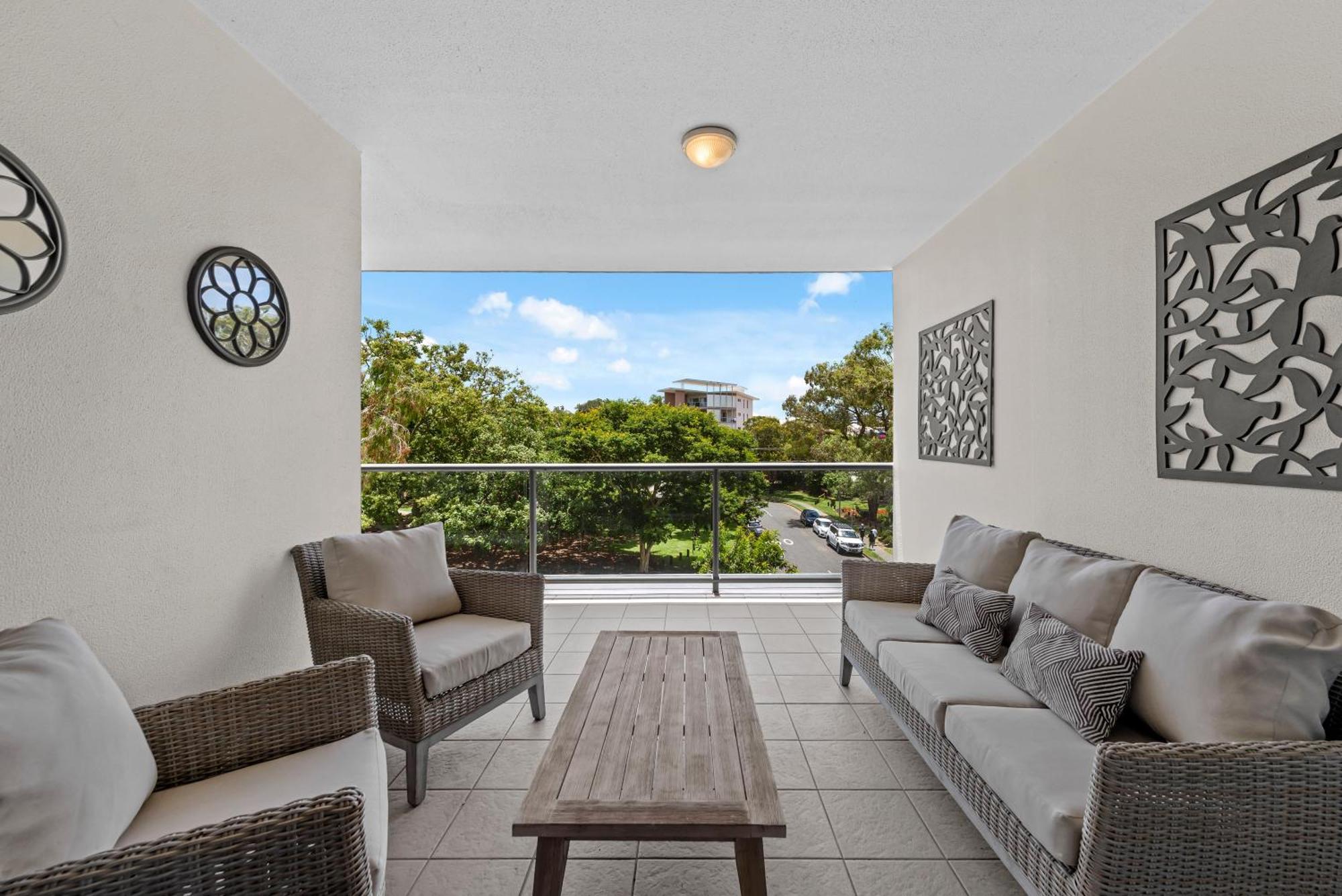 Spacious 2br Close To Uq, Shops With 2parking & Pool
