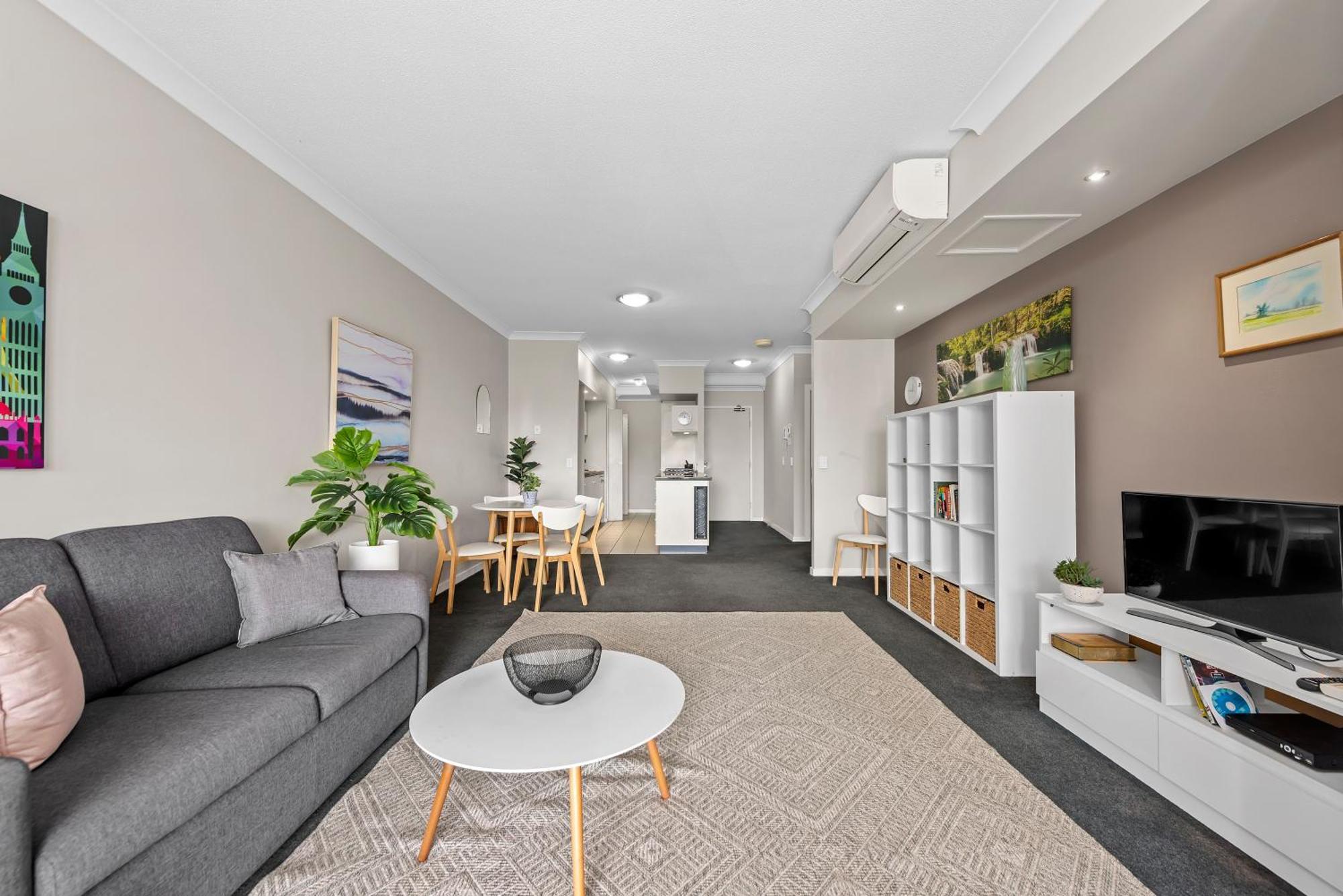 Spacious 2br Close To Uq, Shops With 2parking & Pool *