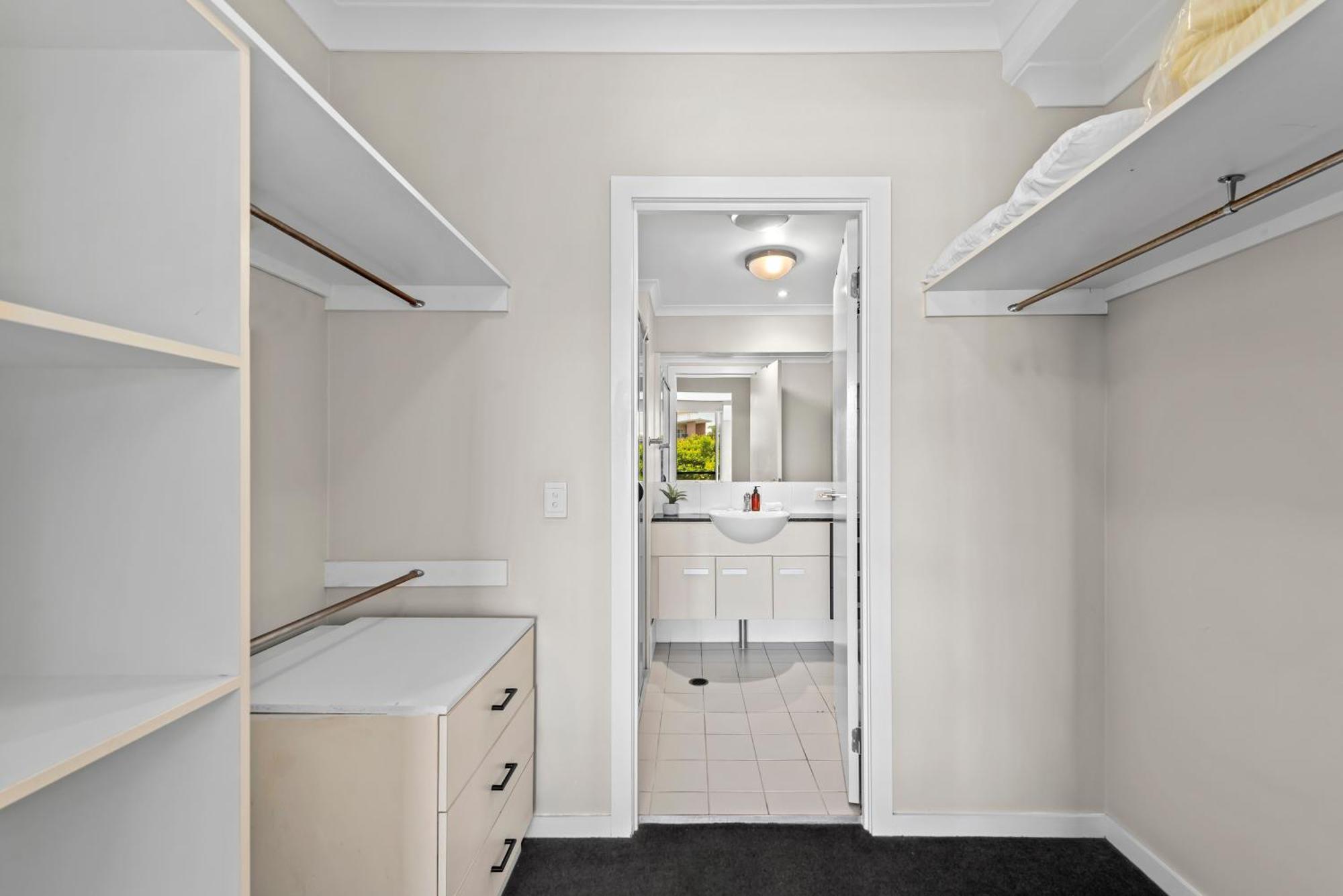 Spacious 2br Close To Uq, Shops With 2parking & Pool *