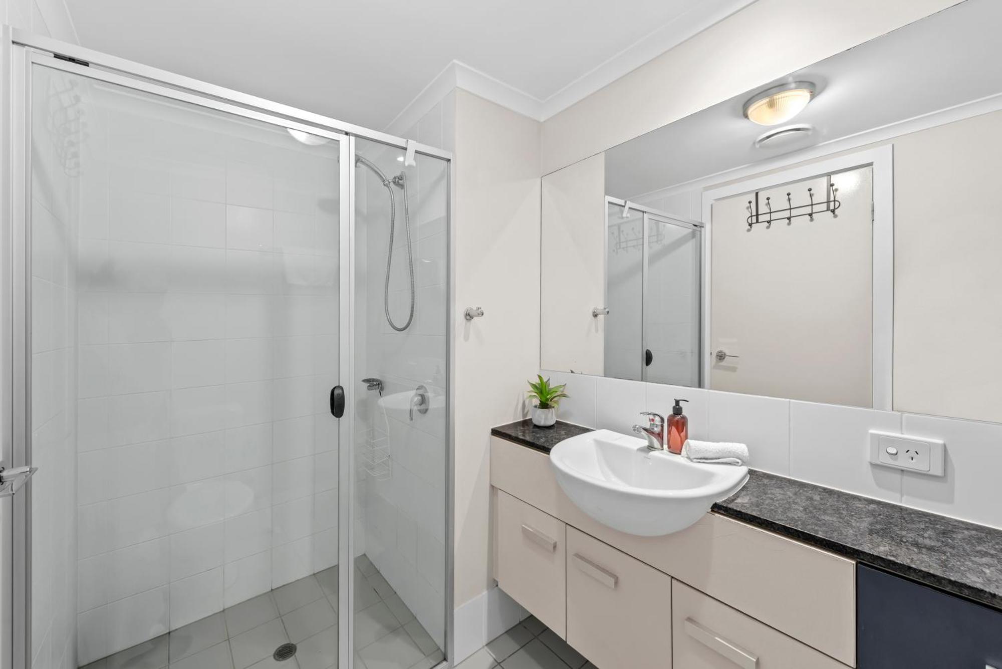 Apartment Spacious 2br Close To Uq, Shops With 2parking & Pool *