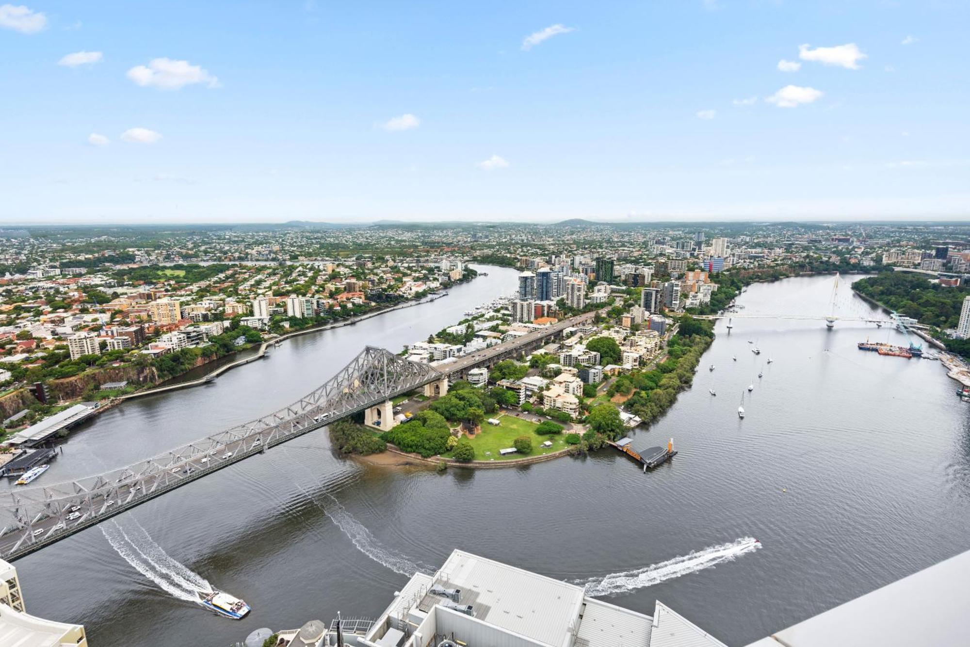 Altitude 2br - Stunning Views, Pool & Parking *