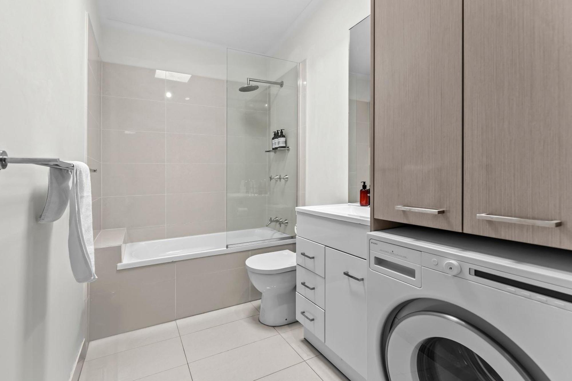 Spacious 3br - Walk To Racecourse Rd And Portside! Brisbane
