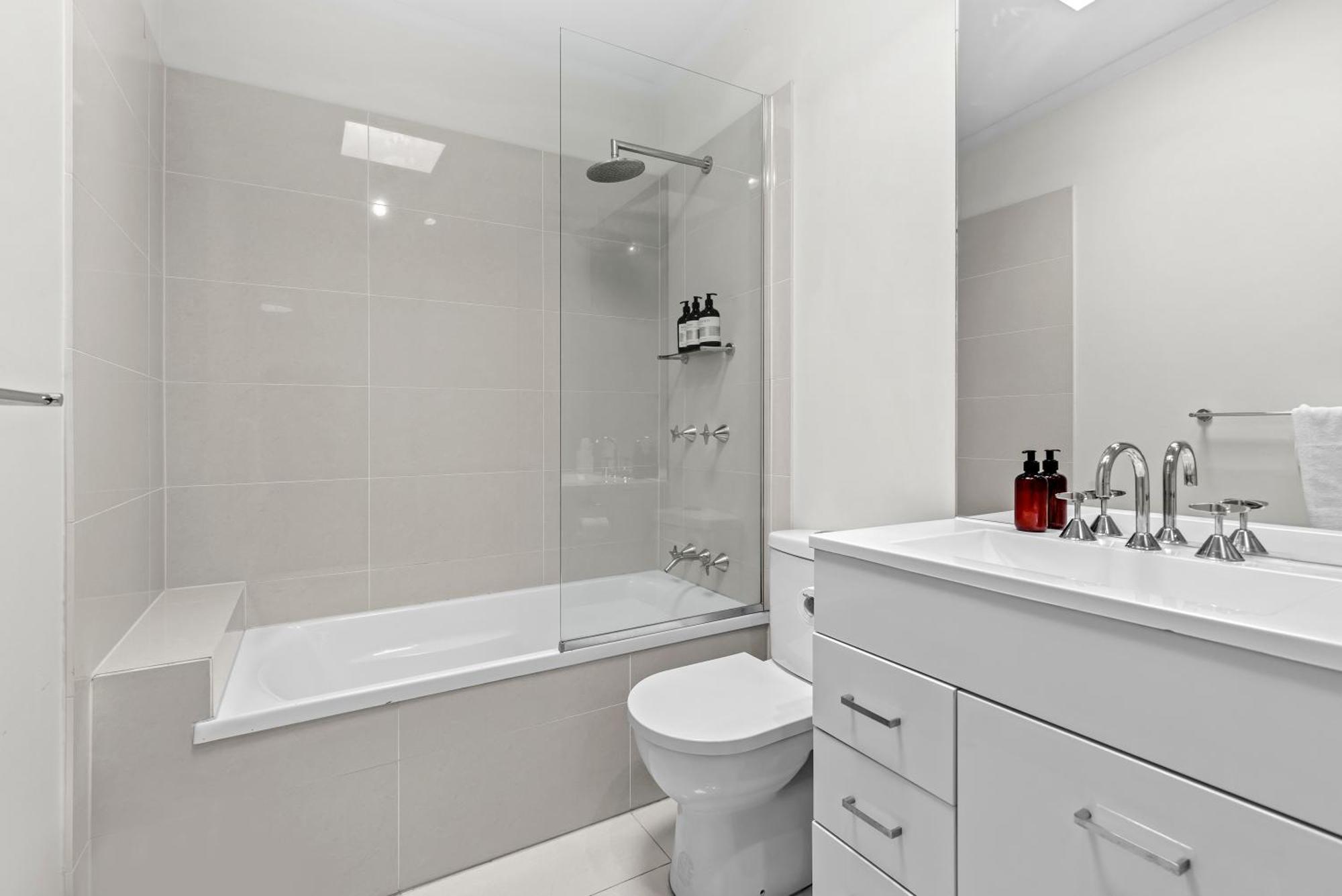 Spacious 3br - Walk To Racecourse Rd And Portside! Apartment Brisbane