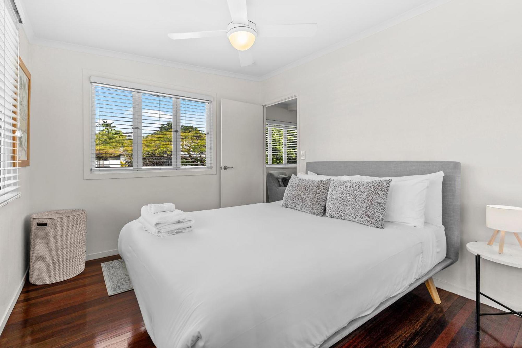 Spacious 3br - Walk To Racecourse Rd And Portside! * Brisbane