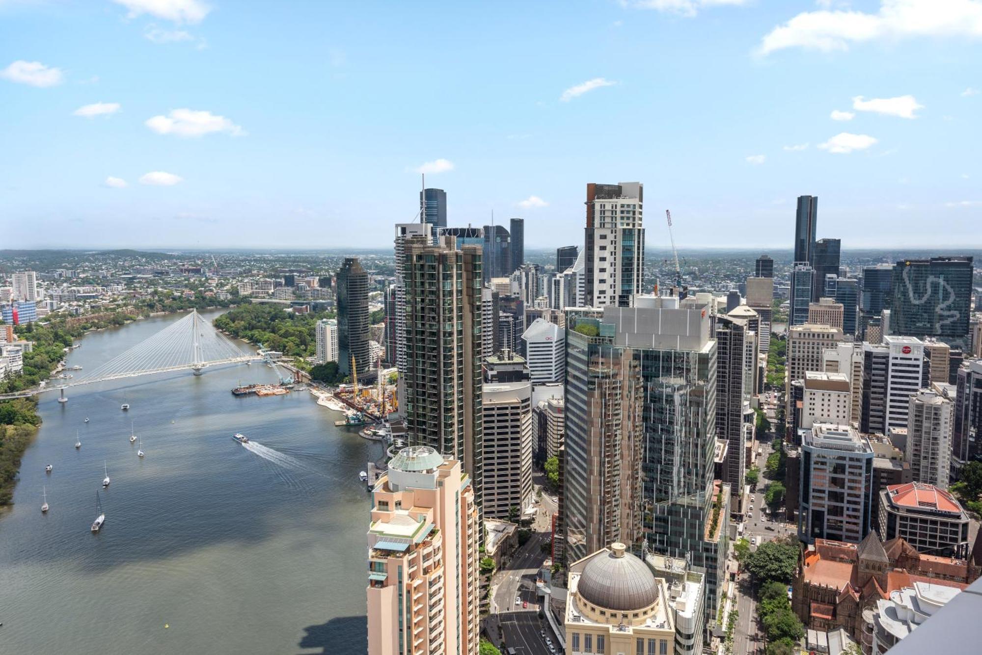Stunning Sky With Endless Views, Pool & Parking Brisbane