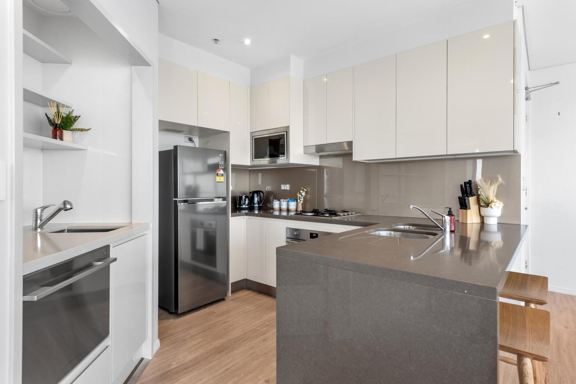 Stunning Sky With Endless Views, Pool & Parking * Brisbane