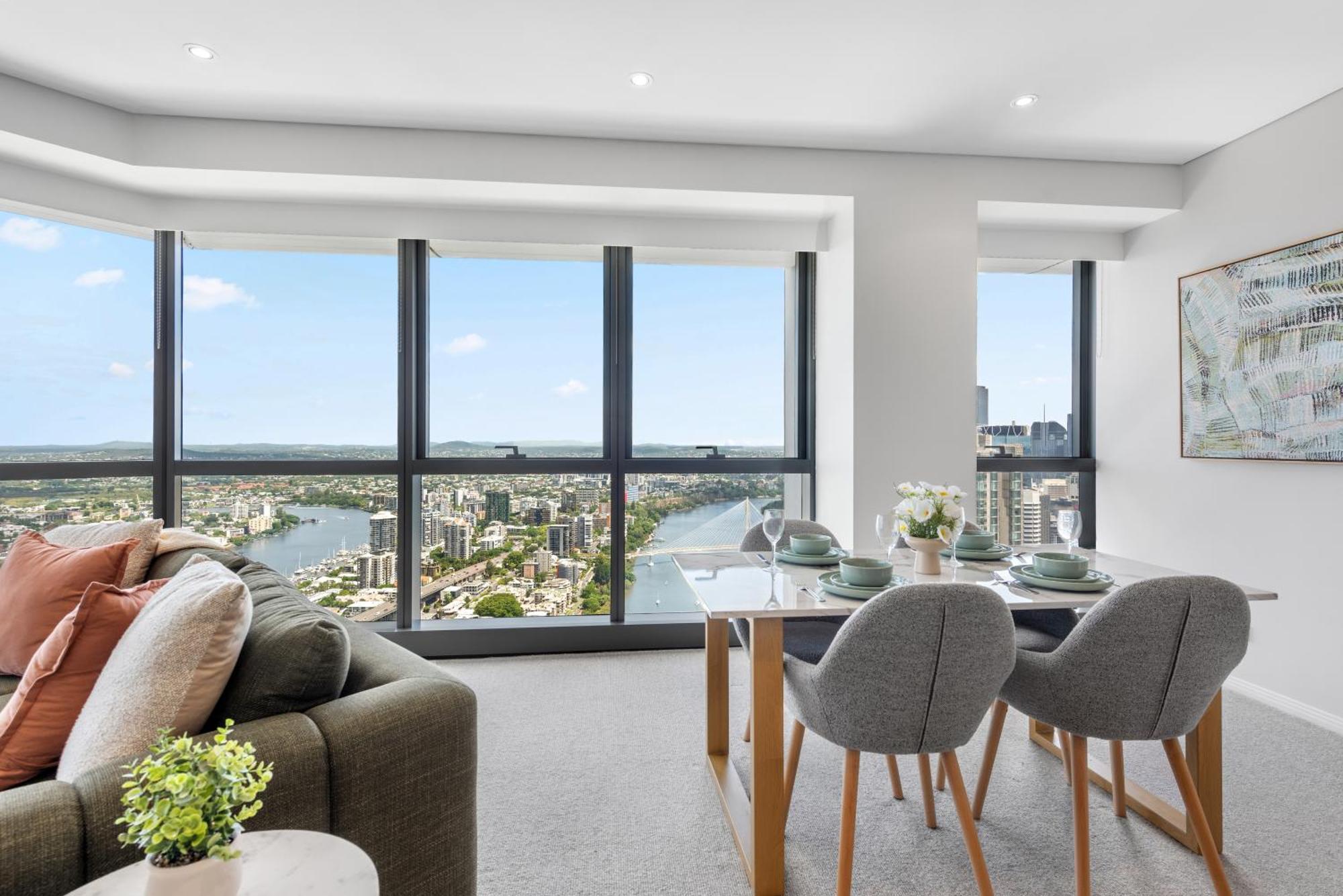Stunning Sky With Endless Views, Pool & Parking Apartment *