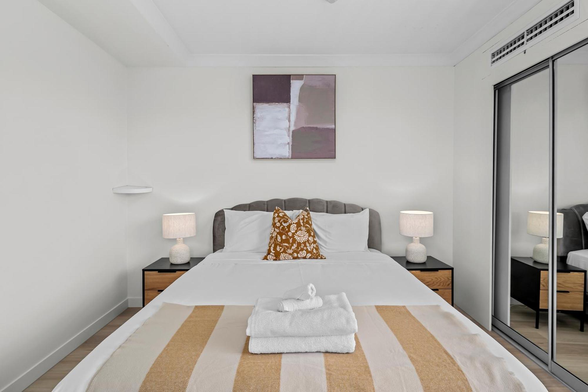 Apartment Cbd Near Stadium With & River Views!