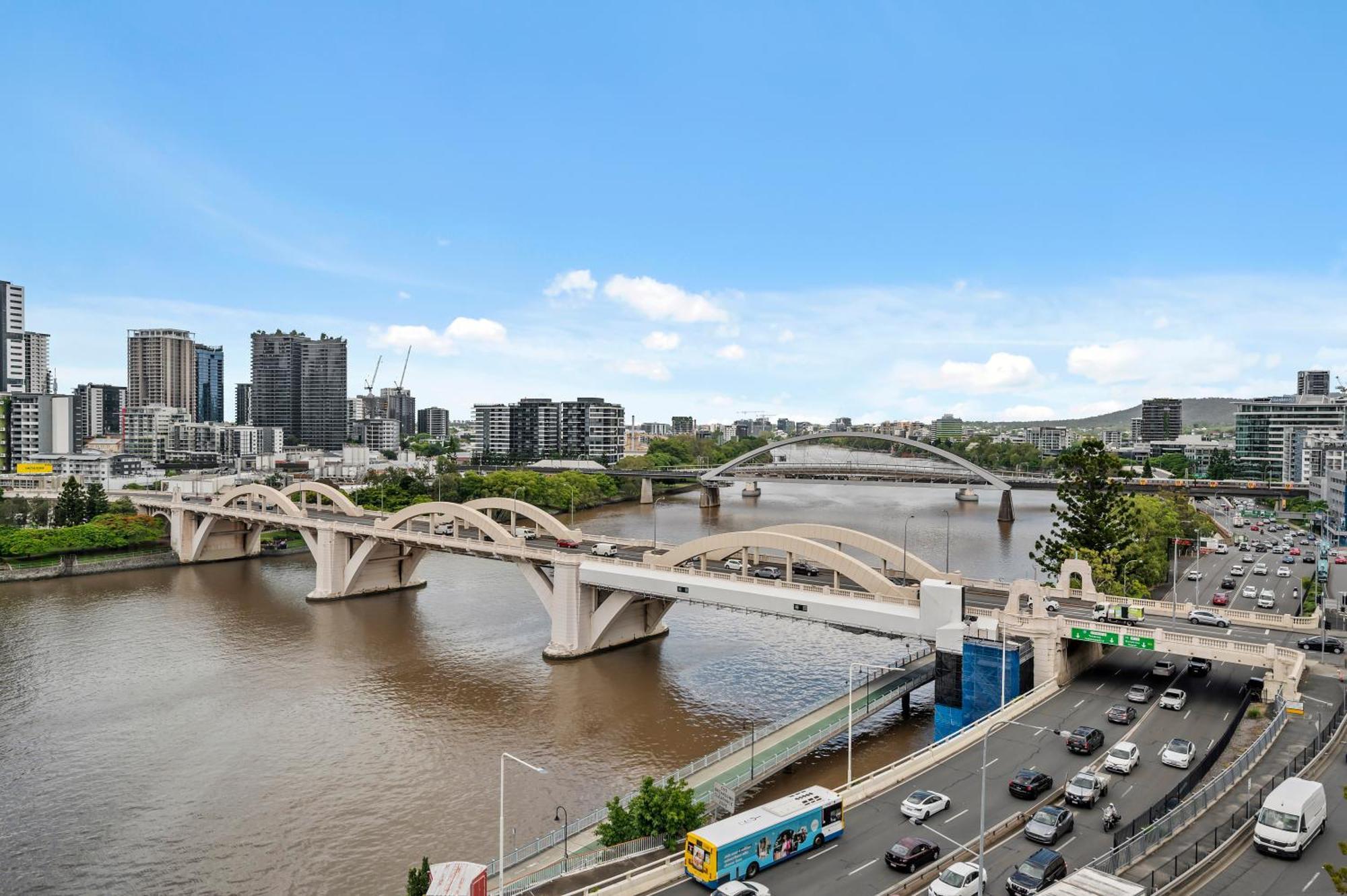 Cbd Near Stadium With & River Views! *