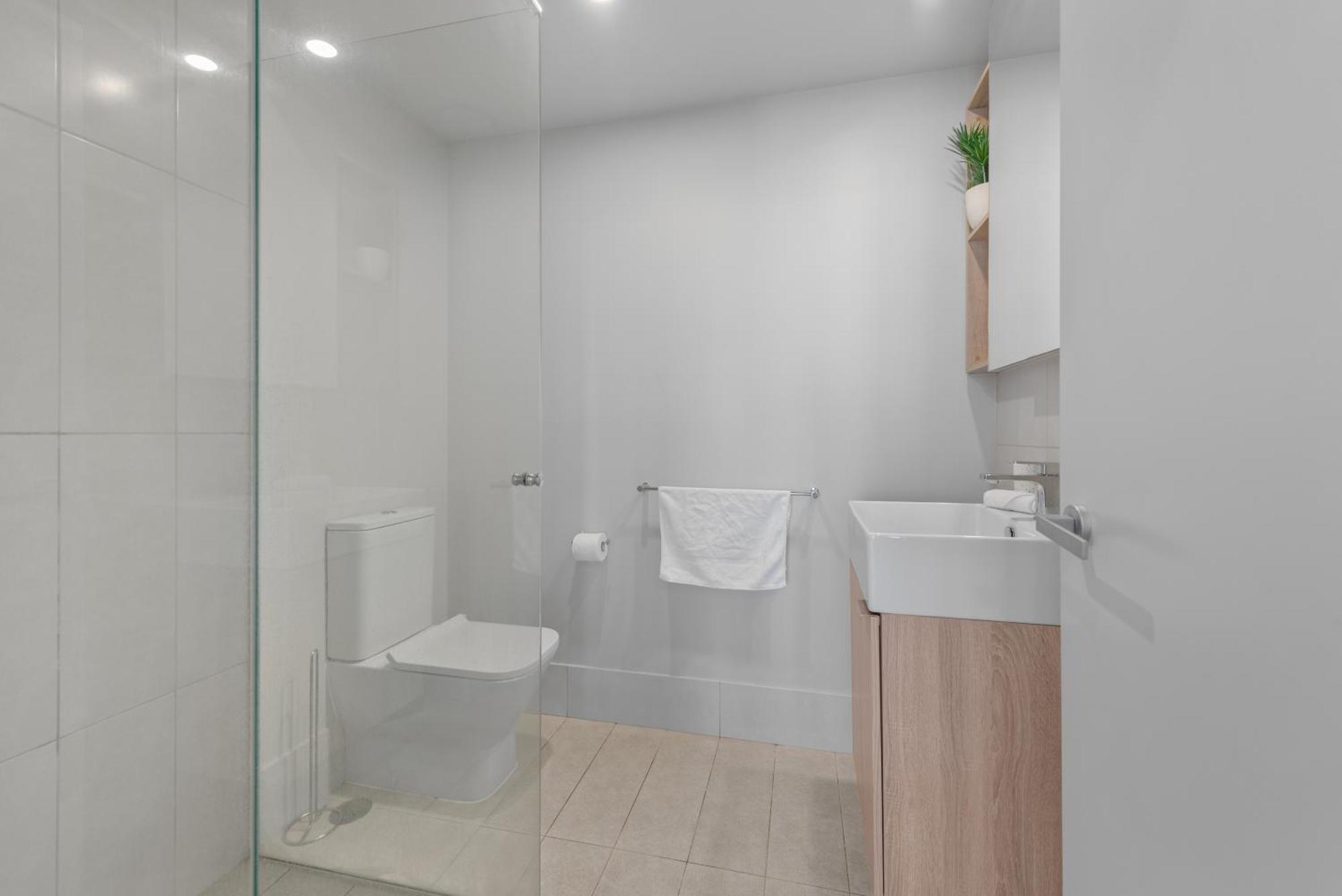 Spire - Stylish 2br - Pool, Parking & Views