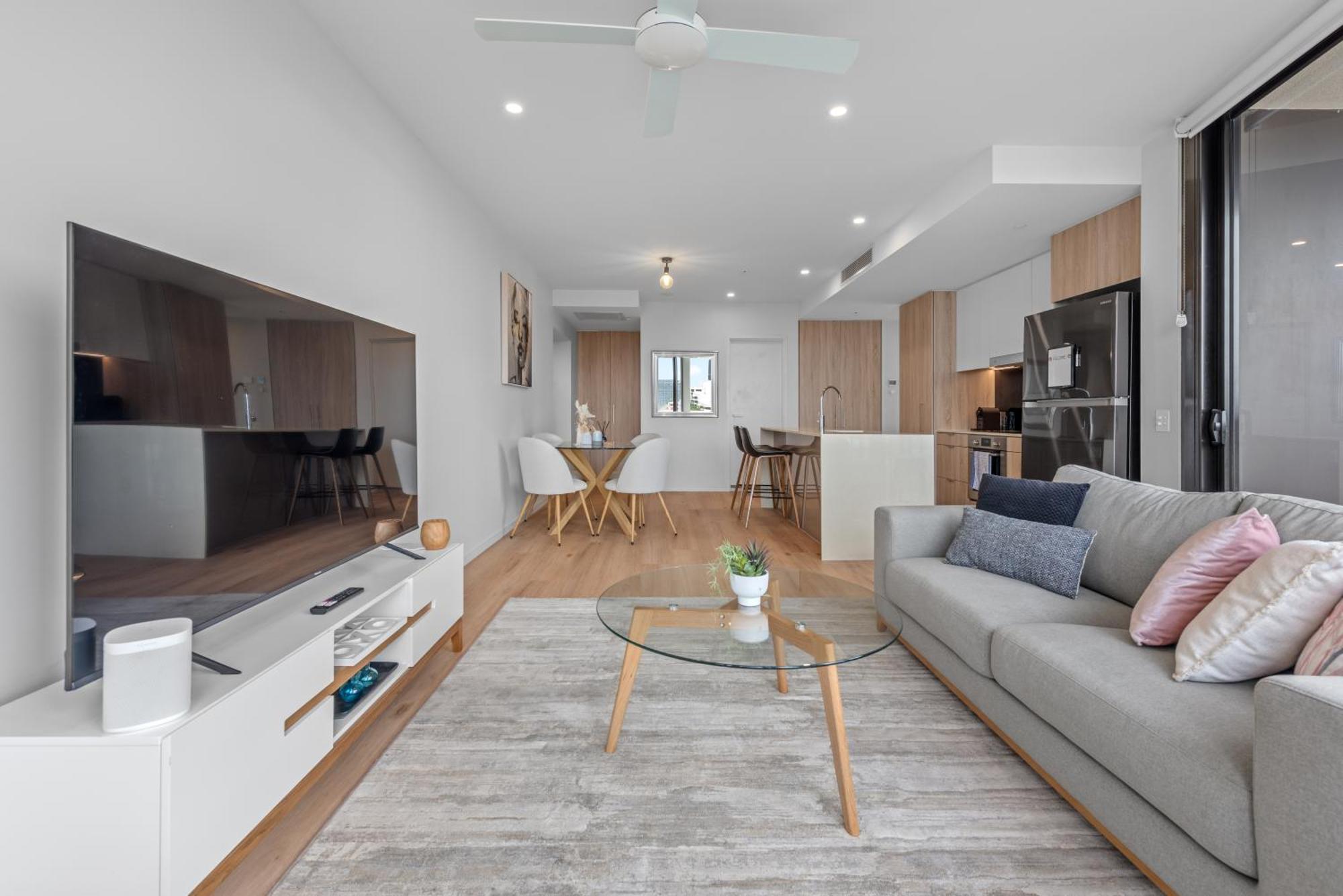 Spire - Stylish 2br - Pool, Parking & Views *